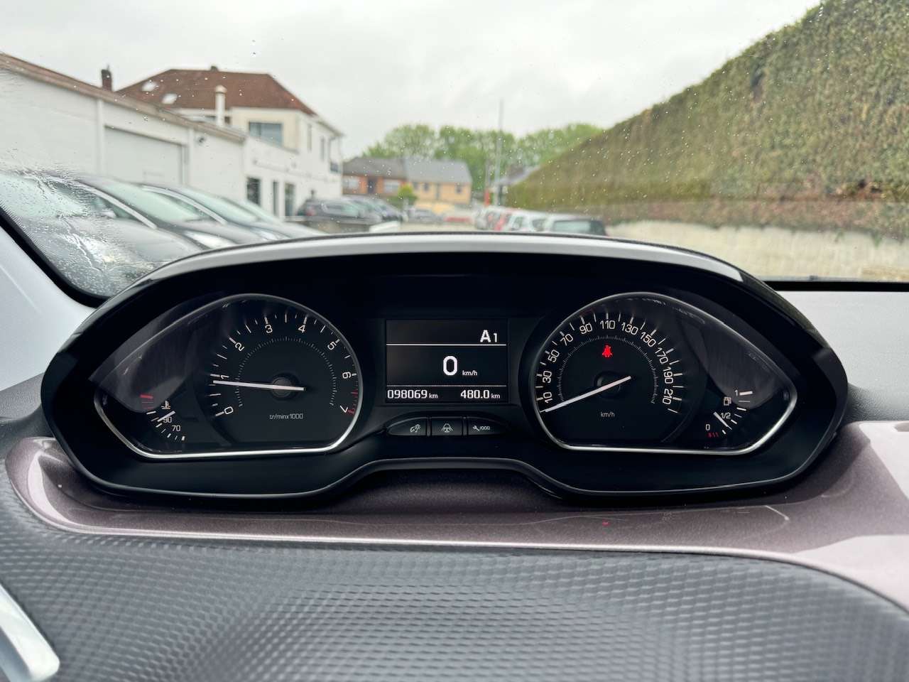 Peugeot 2008 1.2 Benzine Automaat – GPS – Parkeersensoren