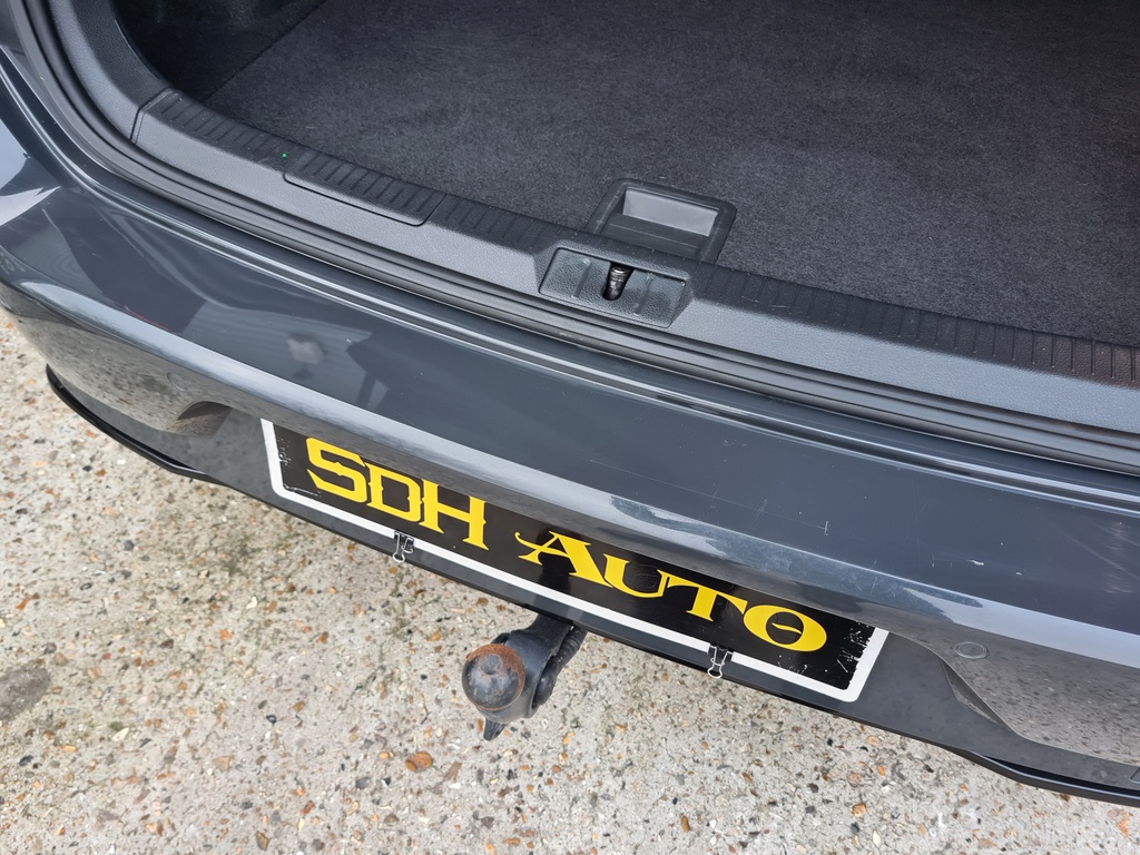 Volkswagen Golf VIII 2.0 TDI SCR 150 R-LINE DSG7