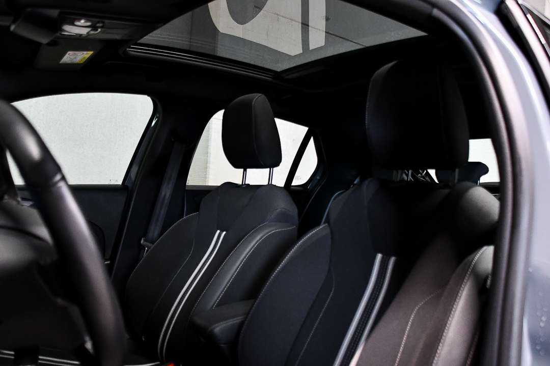 Opel Corsa SPORT - CARPLAY - PANO - CAMERA - VERW. STUUR
