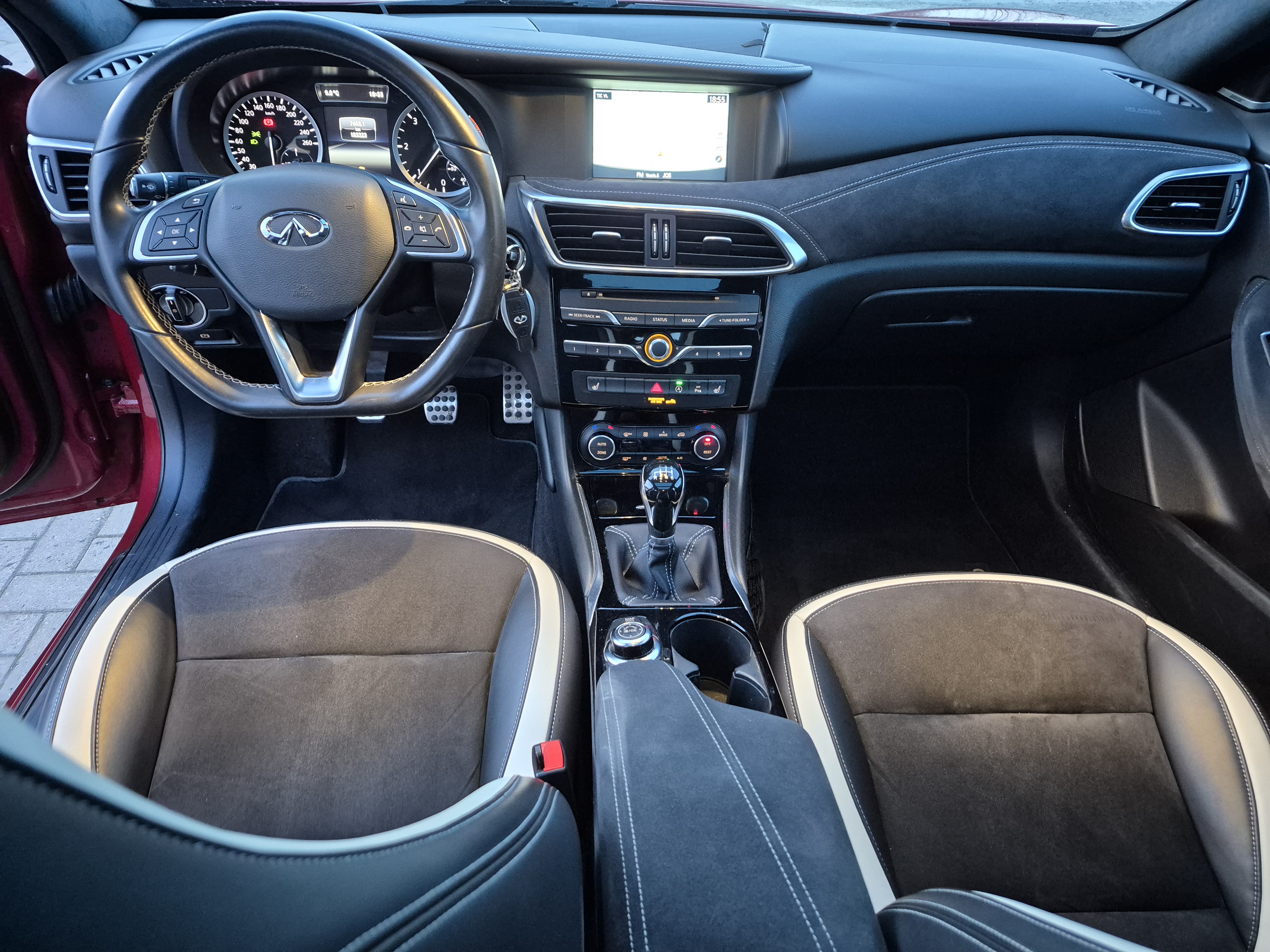 Infiniti Q30 1.5D 109 BUSINESS EXECUTIVE