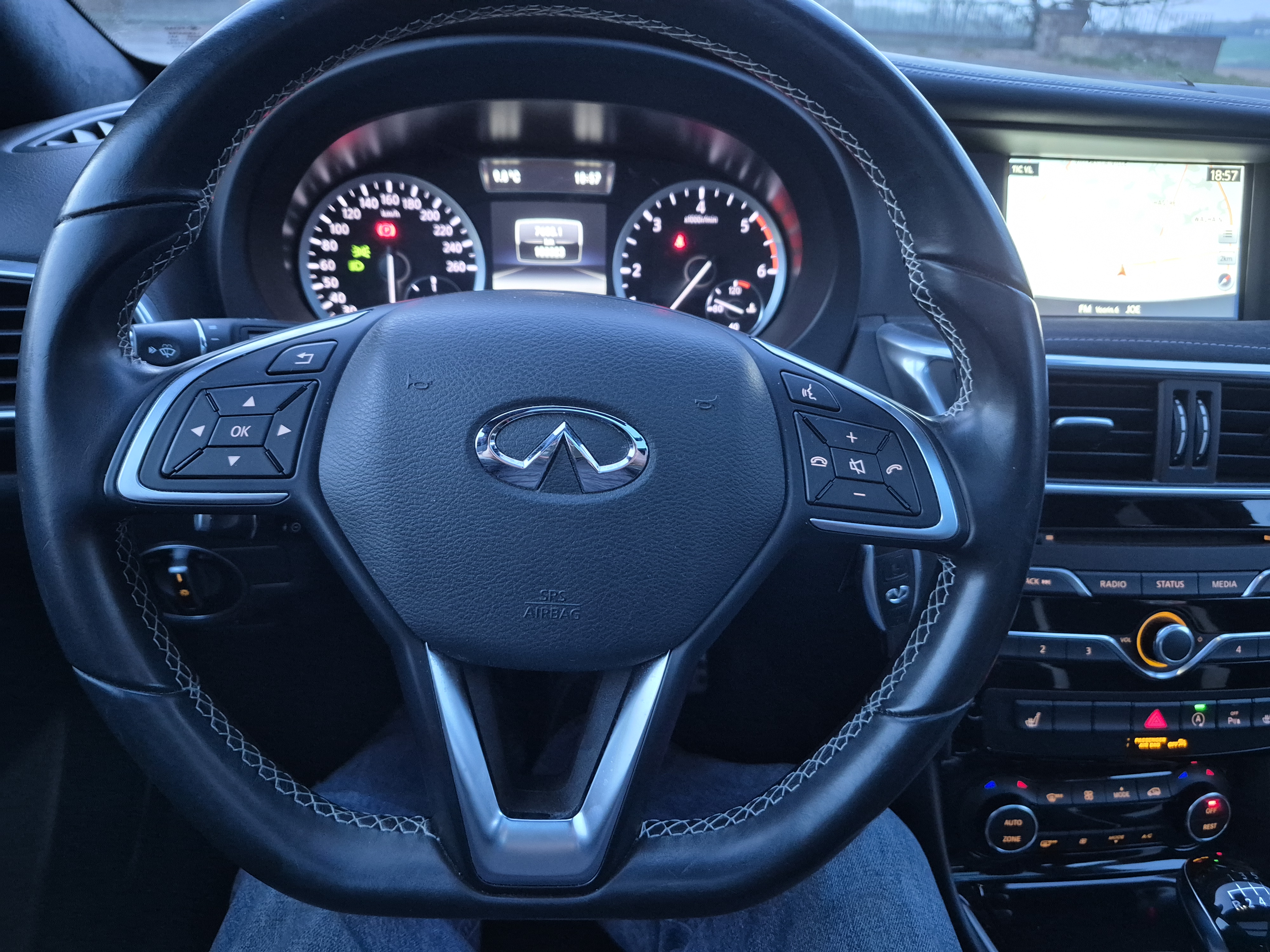 Infiniti Q30 1.5D 109 BUSINESS EXECUTIVE