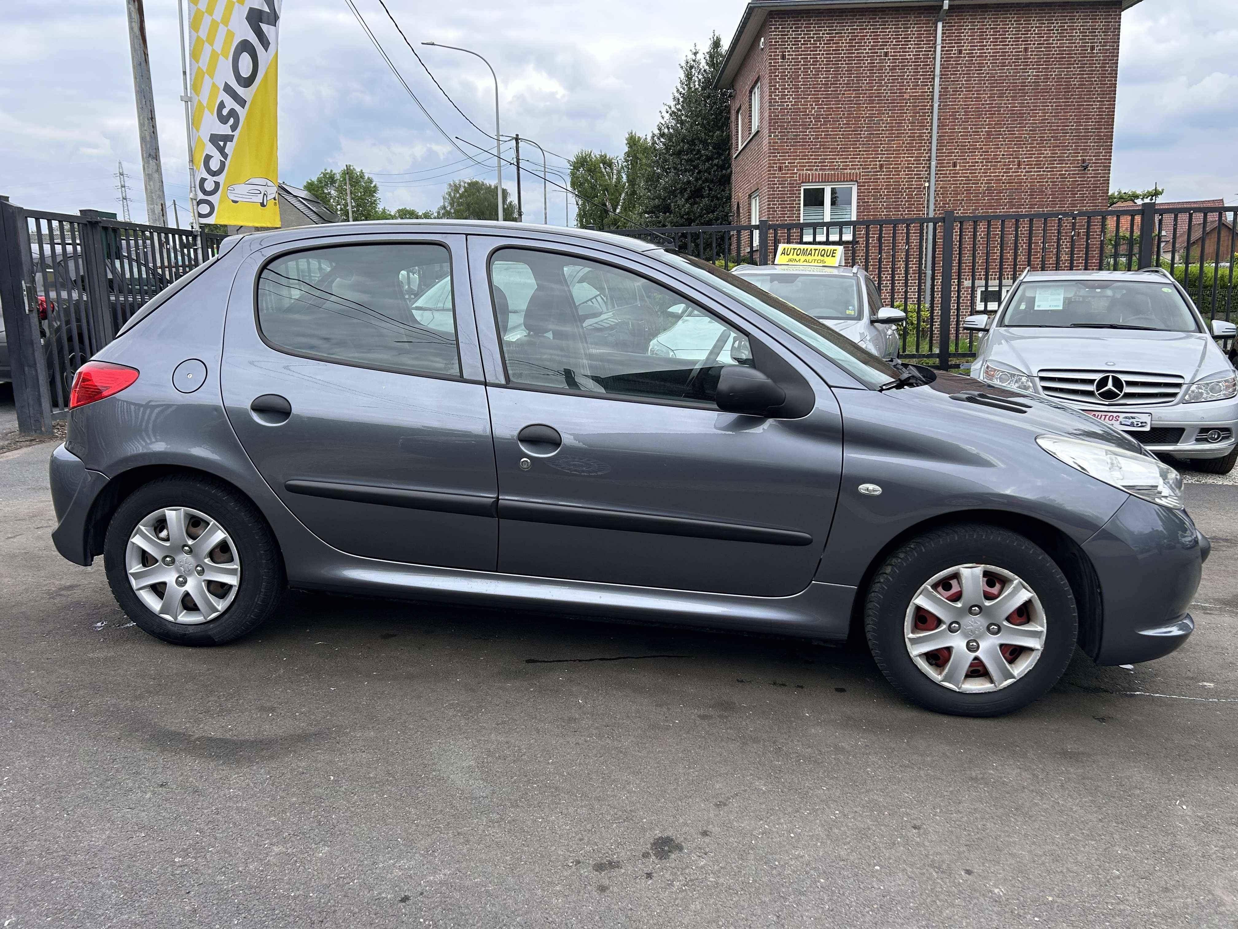 Peugeot 206 + 1.1i Trendy 5 portes Avec Carnet Complet *** VERROUILLAGE CENTRAL/ VITRES ELECTRIQUES ***