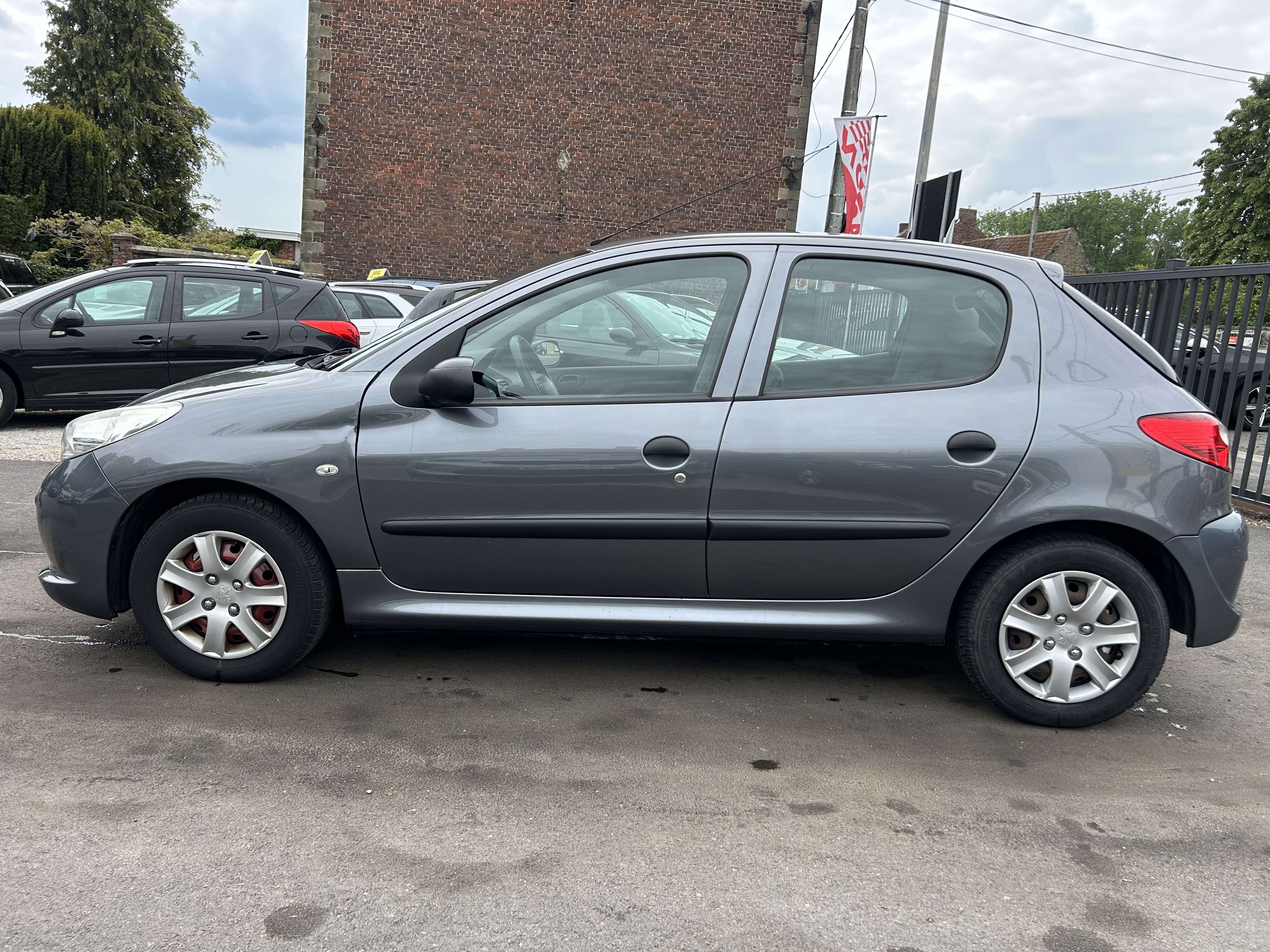 Peugeot 206 + 1.1i Trendy 5 portes Avec Carnet Complet *** VERROUILLAGE CENTRAL/ VITRES ELECTRIQUES ***