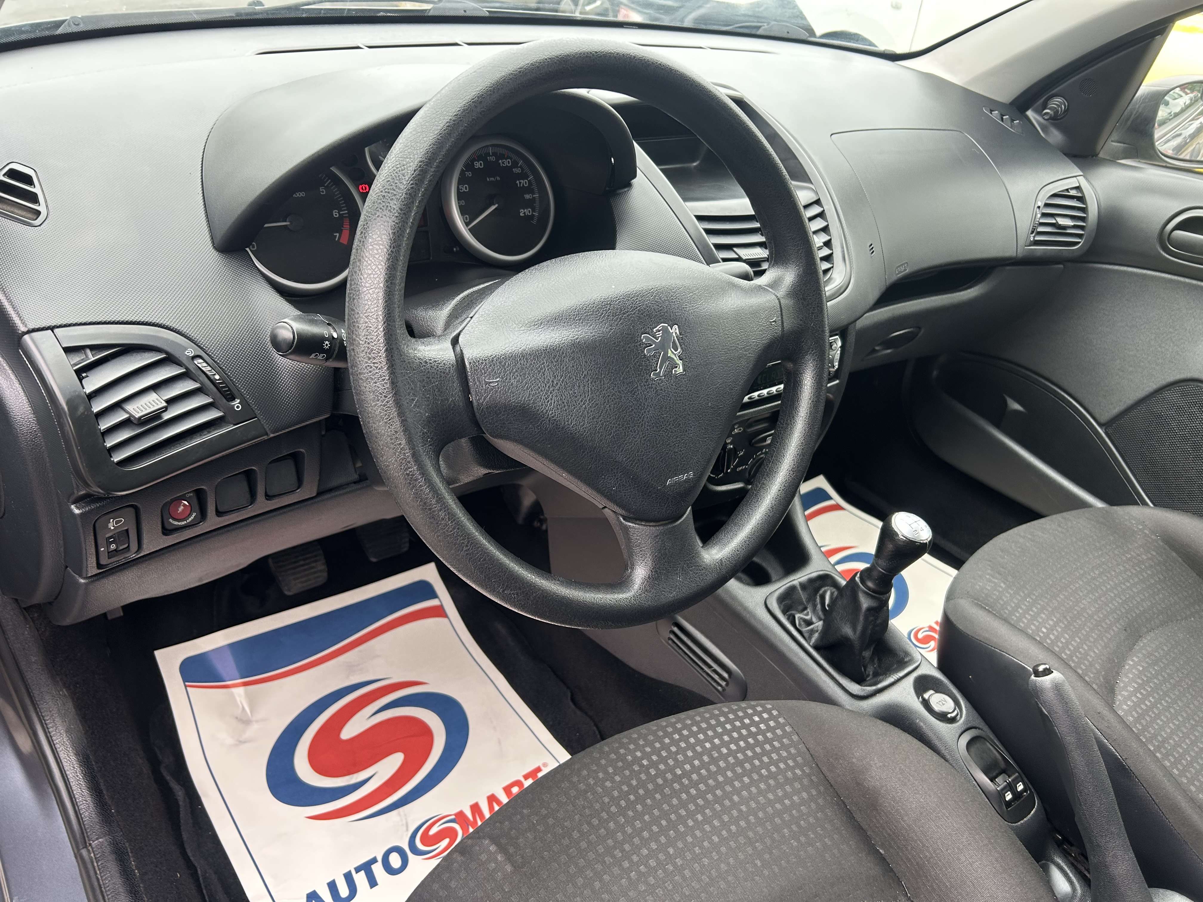 Peugeot 206 + 1.1i Trendy 5 portes Avec Carnet Complet *** VERROUILLAGE CENTRAL/ VITRES ELECTRIQUES ***