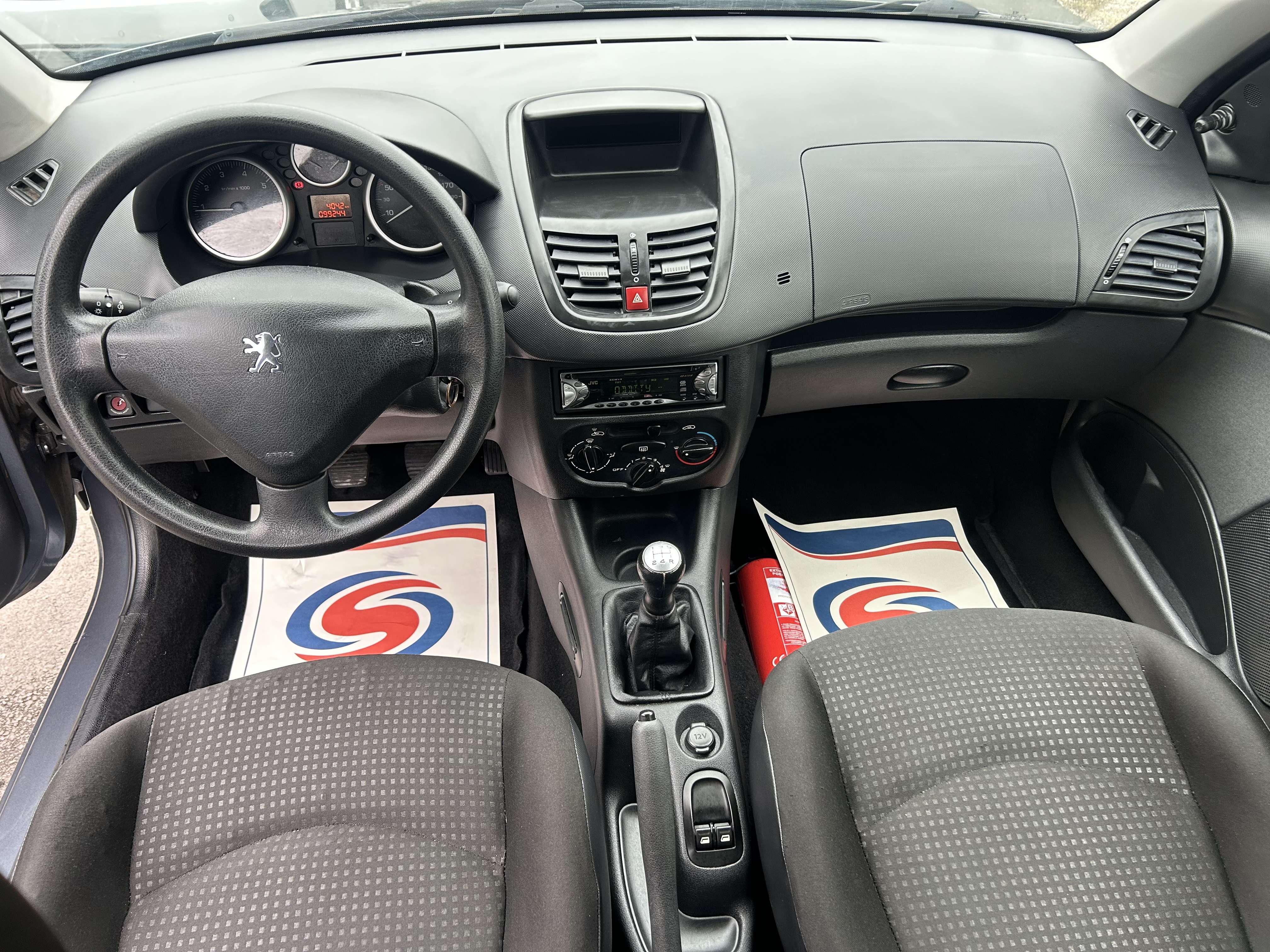 Peugeot 206 + 1.1i Trendy 5 portes Avec Carnet Complet *** VERROUILLAGE CENTRAL/ VITRES ELECTRIQUES ***