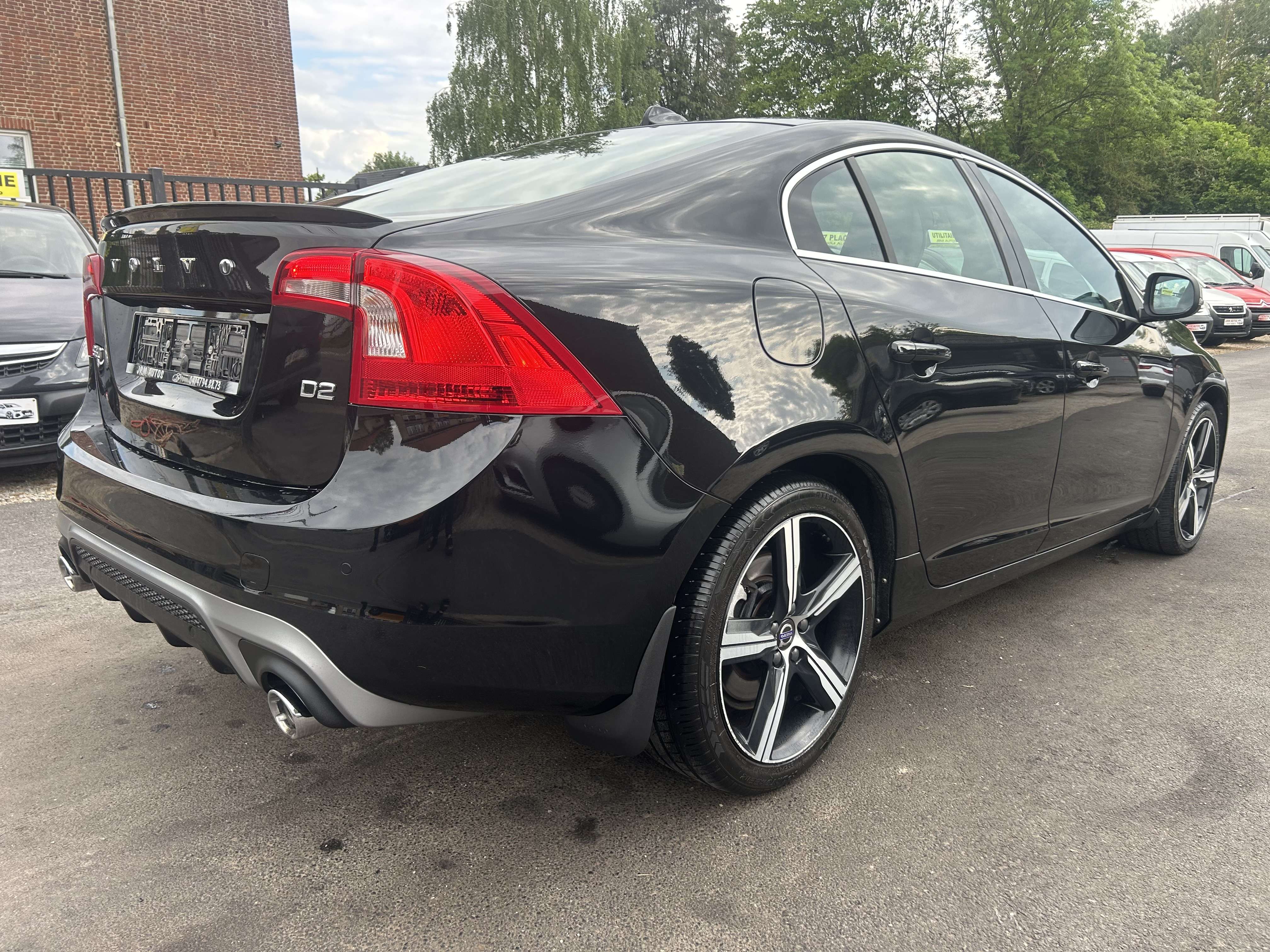 Volvo S60 2.0 D2 Momentum R-Design Avec Carnet Complet *** CLIM AUTO/GPS ***