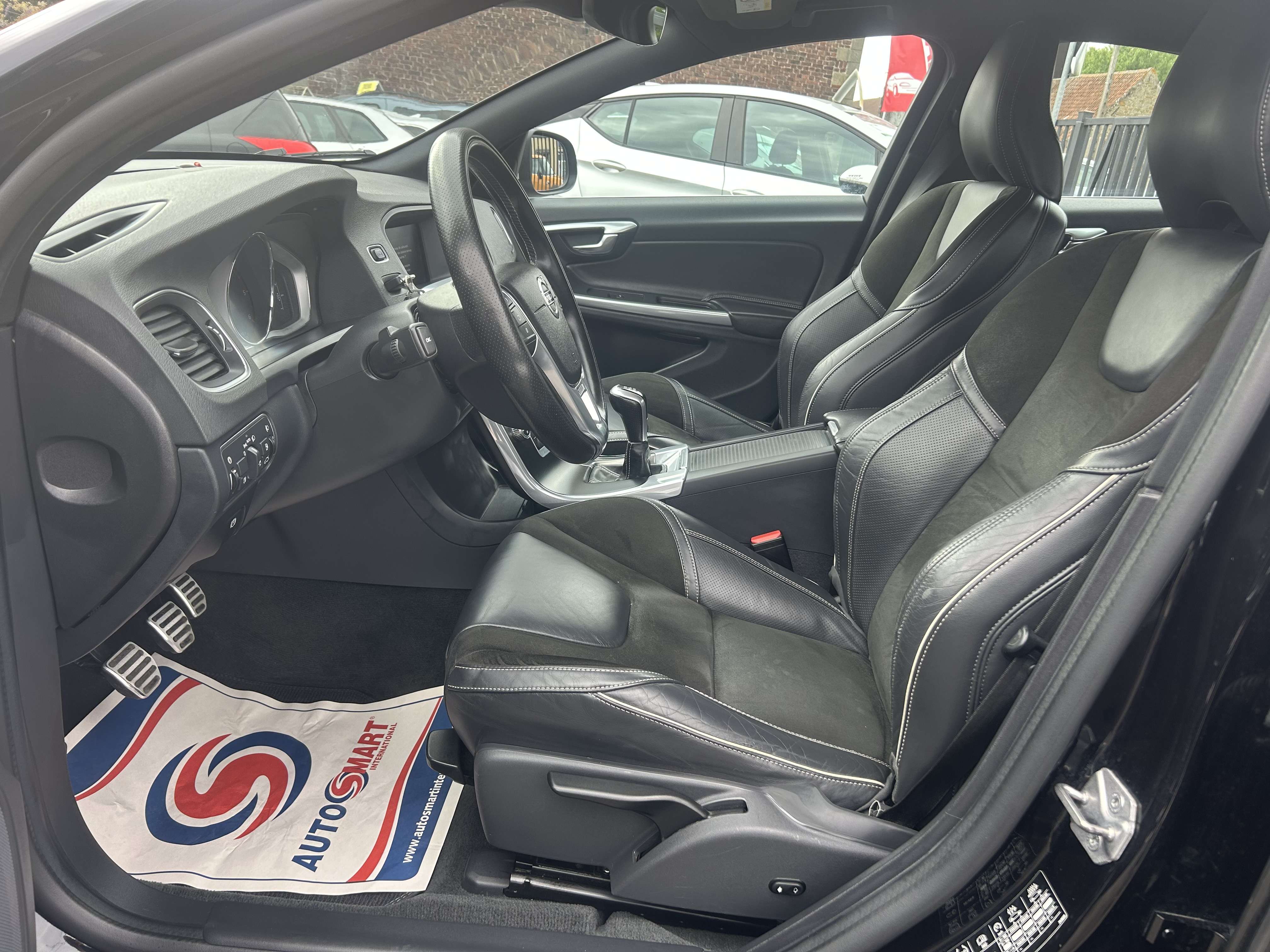 Volvo S60 2.0 D2 Momentum R-Design Avec Carnet Complet *** CLIM AUTO/GPS ***