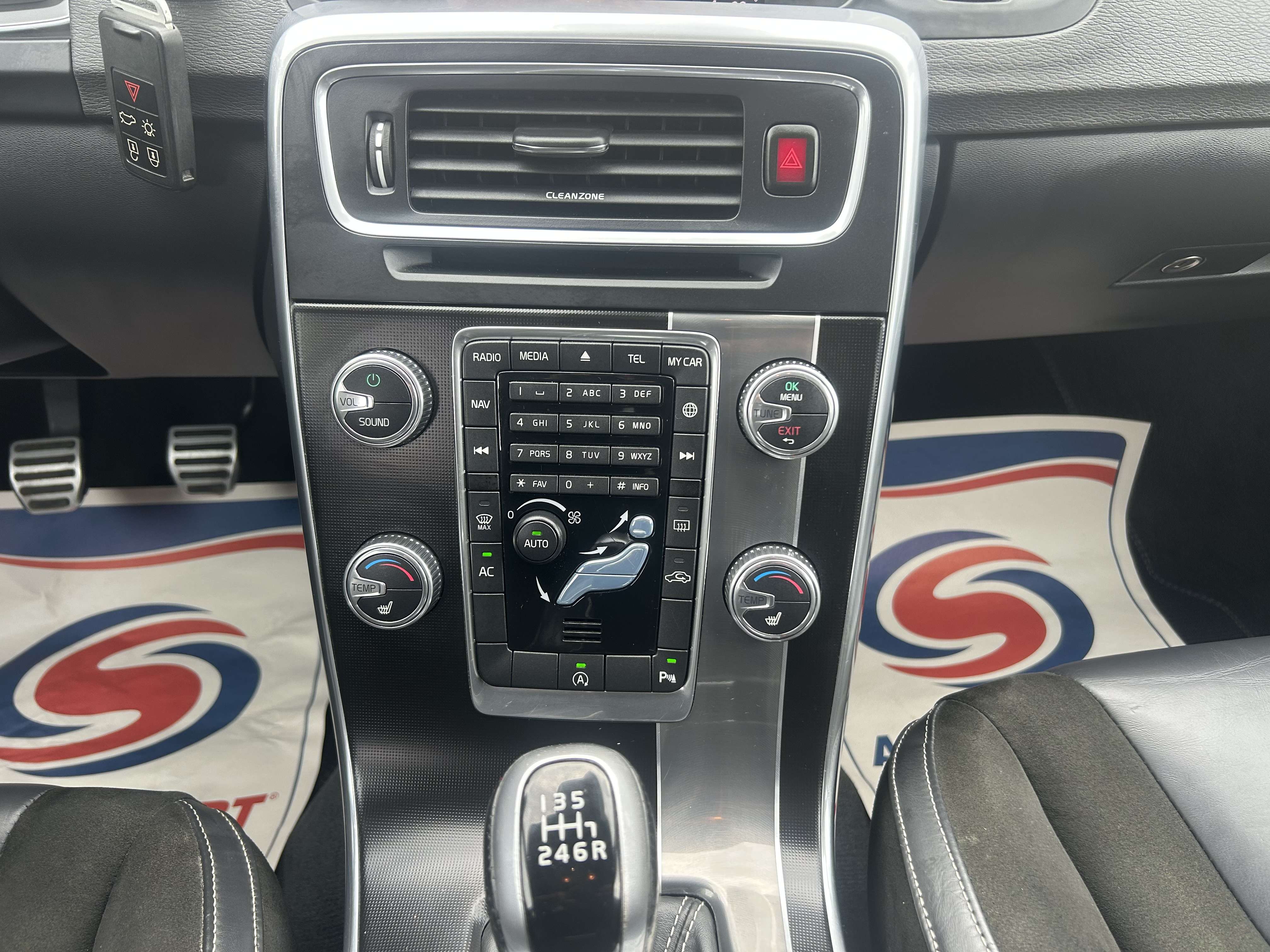 Volvo S60 2.0 D2 Momentum R-Design Avec Carnet Complet *** CLIM AUTO/GPS ***