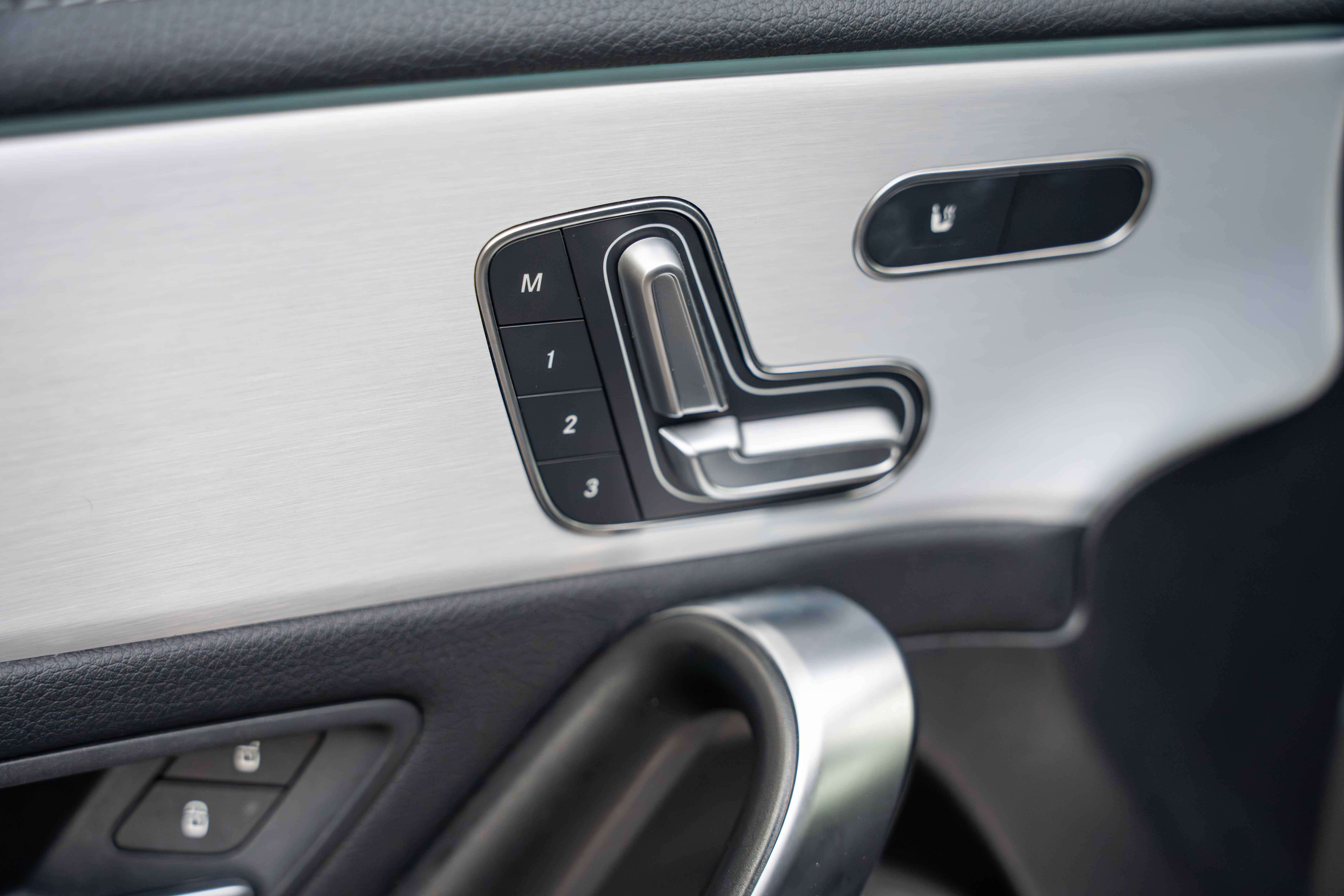 Mercedes-Benz A 250 e AMG/MOUNTAINGREY/LED/ACC/MEMORY/BURMESTER/AMBIENTE/360°/KEYLESS