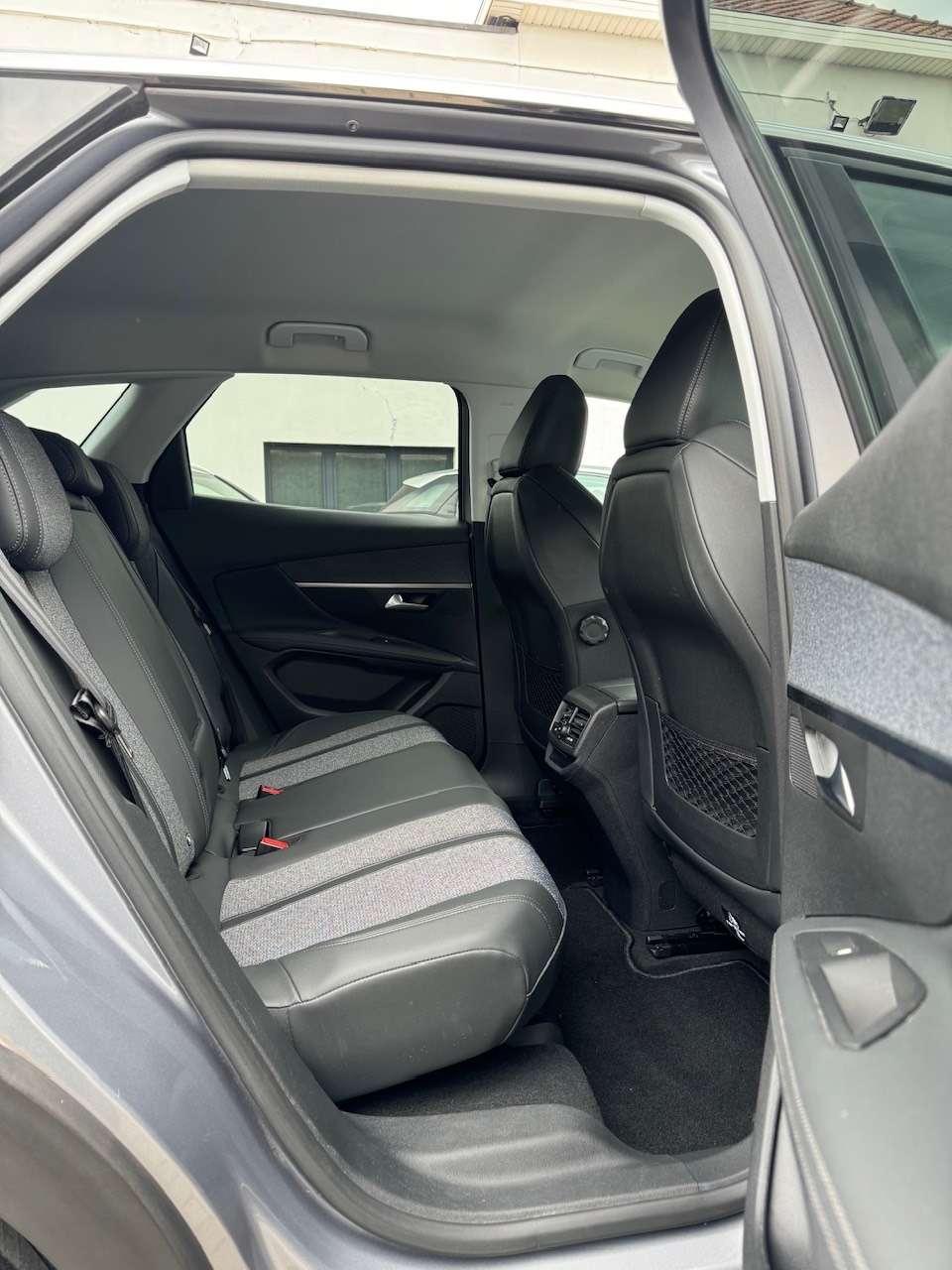 Peugeot 3008 Allure 1.2 Benzine  - CarPlay ** 1 JAAR GARANTIE ** !!