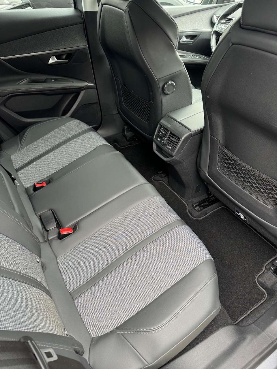 Peugeot 3008 Allure 1.2 Benzine  - CarPlay ** 1 JAAR GARANTIE ** !!