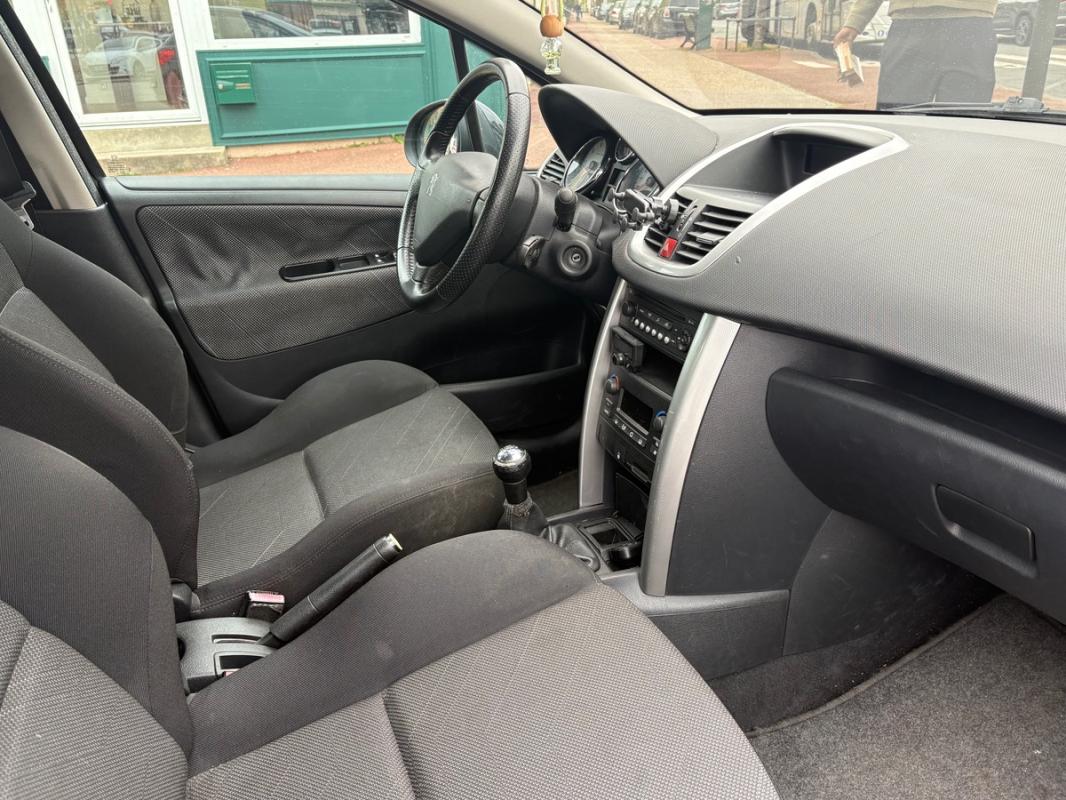 Peugeot 207 SPORT 5 portes 1.6 e 16V 120 cv *SUIVI À JOUR*