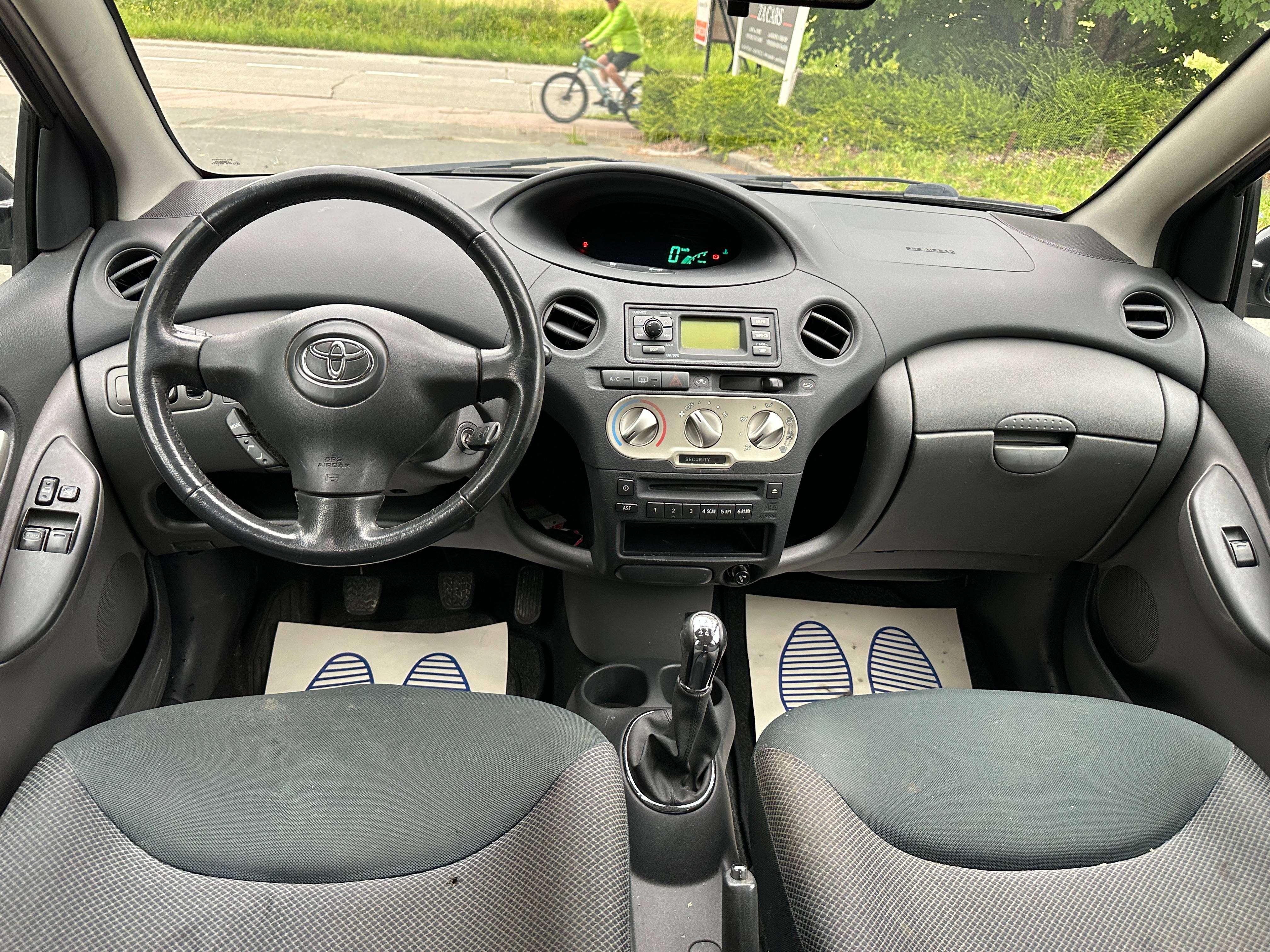 Toyota Yaris 1.3i VVT-i 16v Linea Sol / export uniquement
