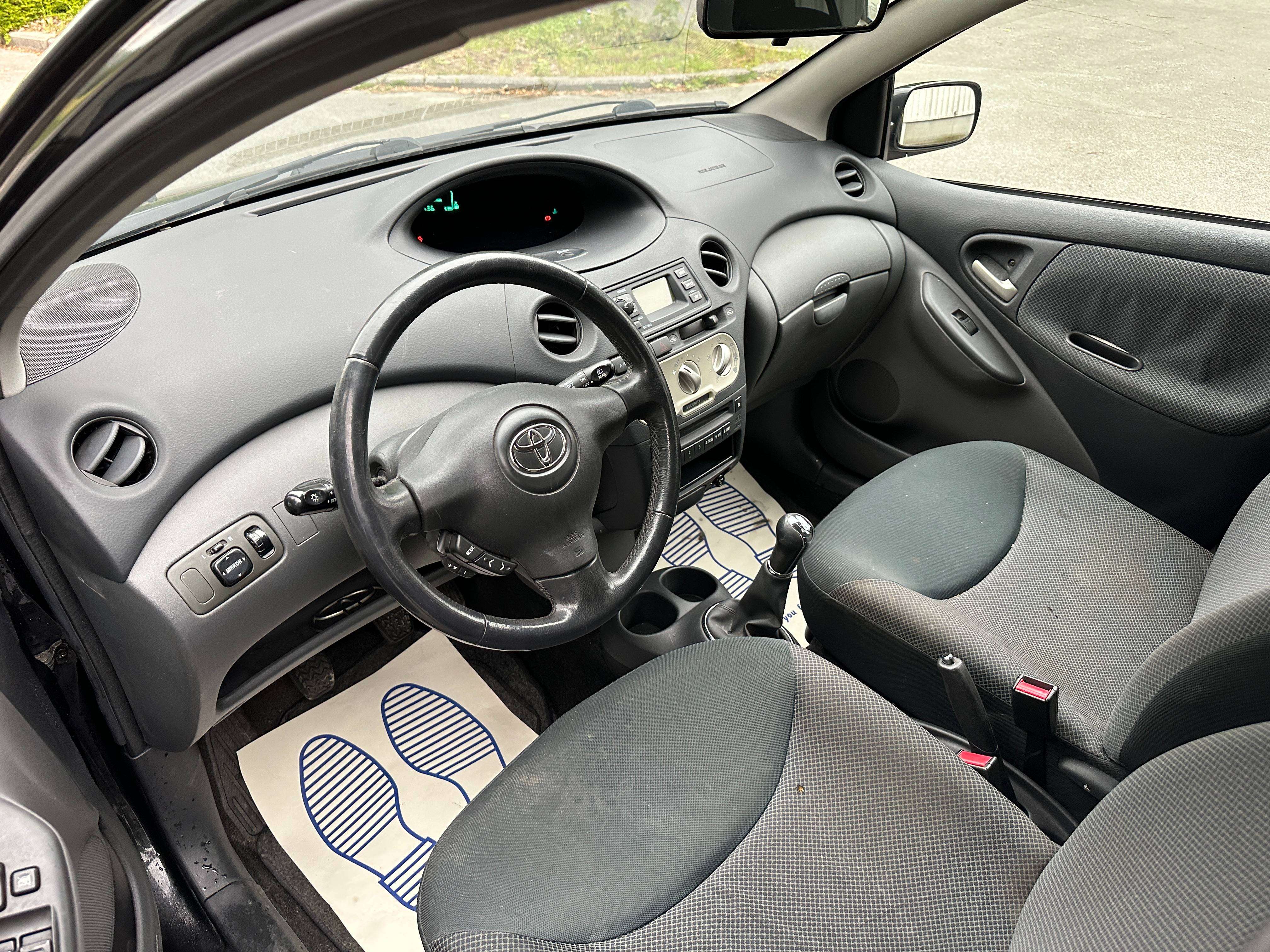 Toyota Yaris 1.3i VVT-i 16v Linea Sol / export uniquement