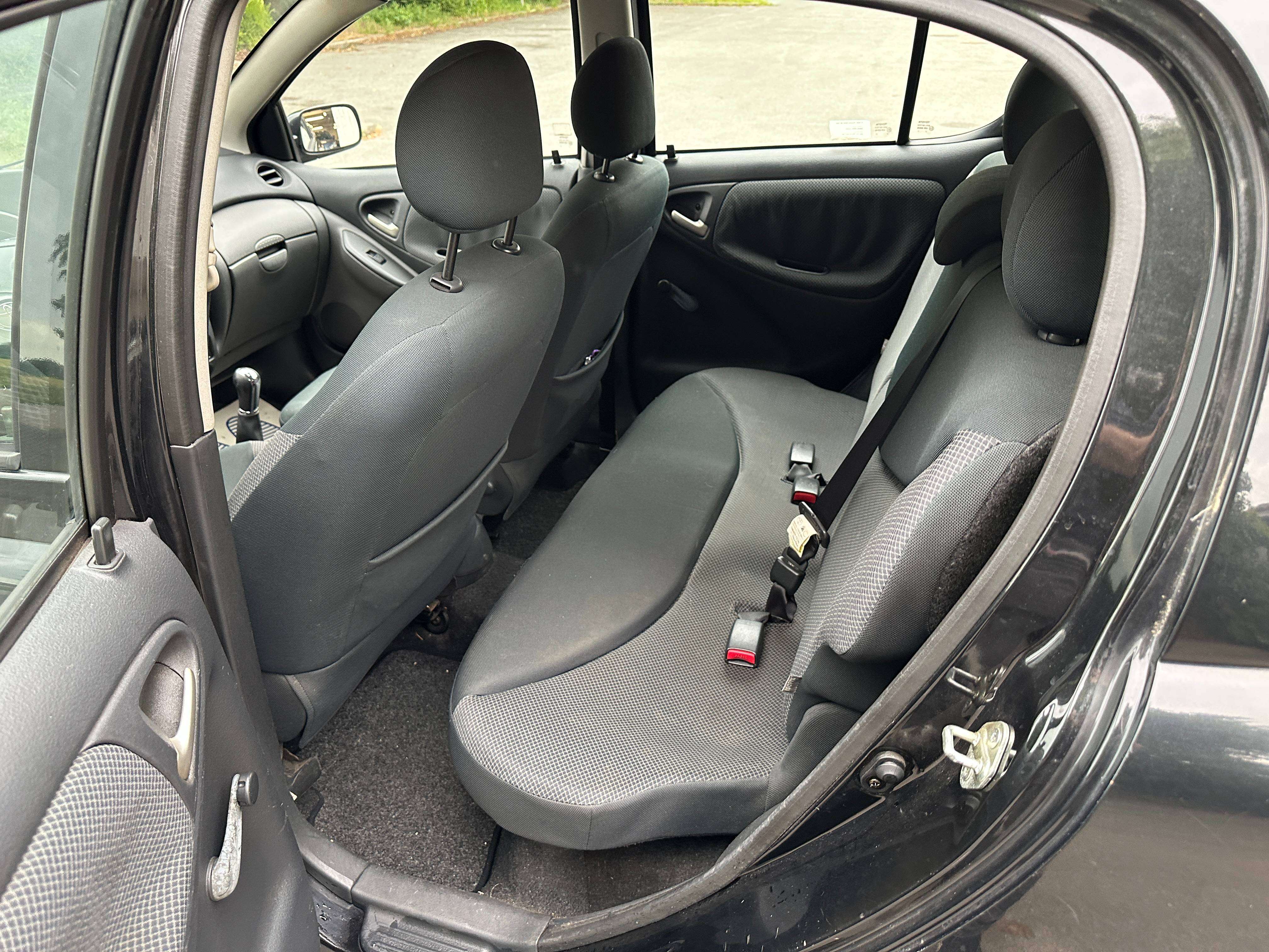 Toyota Yaris 1.3i VVT-i 16v Linea Sol / export uniquement