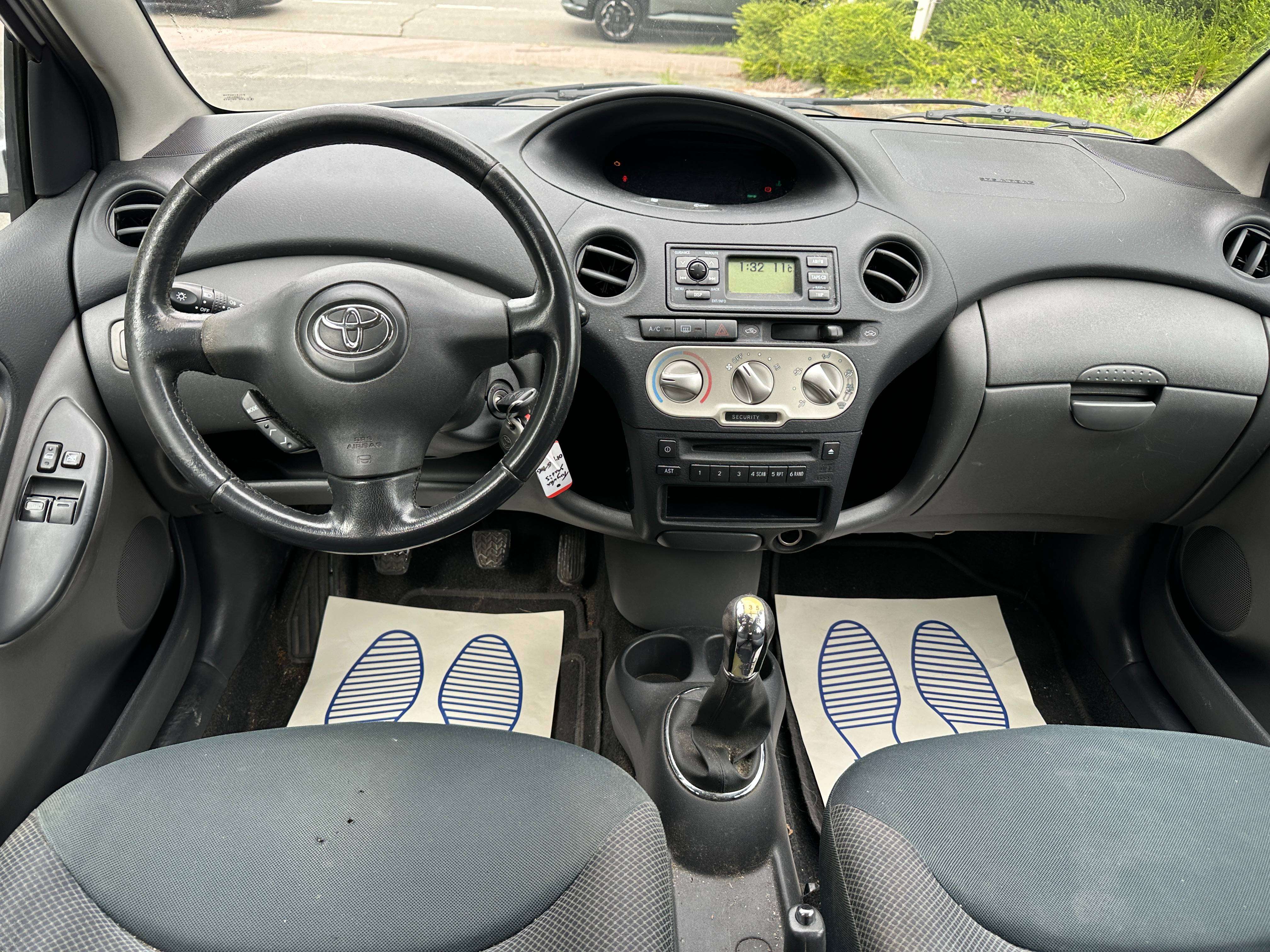 Toyota Yaris 1.3i VVT-i 16v Linea Sol / export uniquement