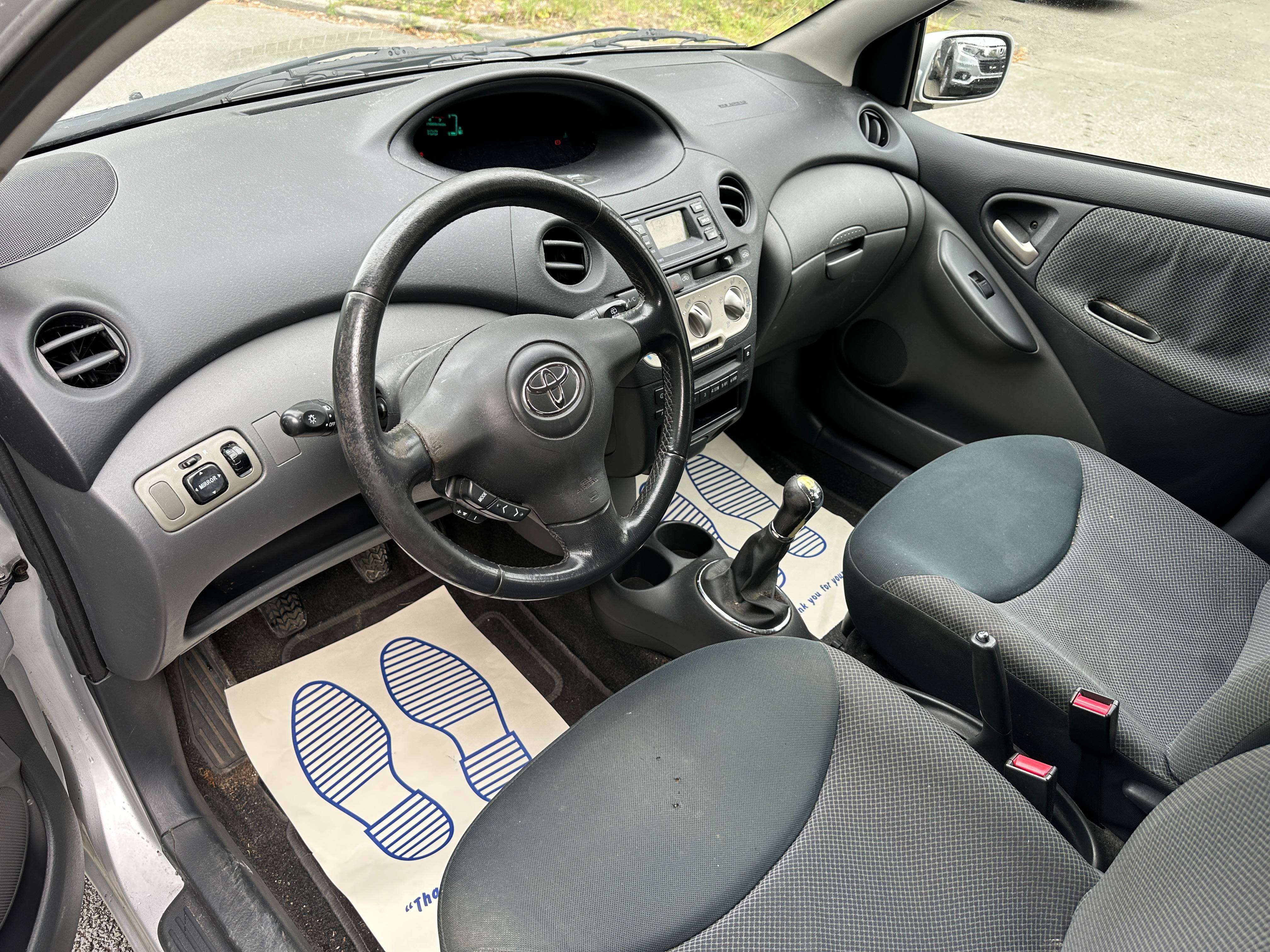 Toyota Yaris 1.3i VVT-i 16v Linea Sol / export uniquement