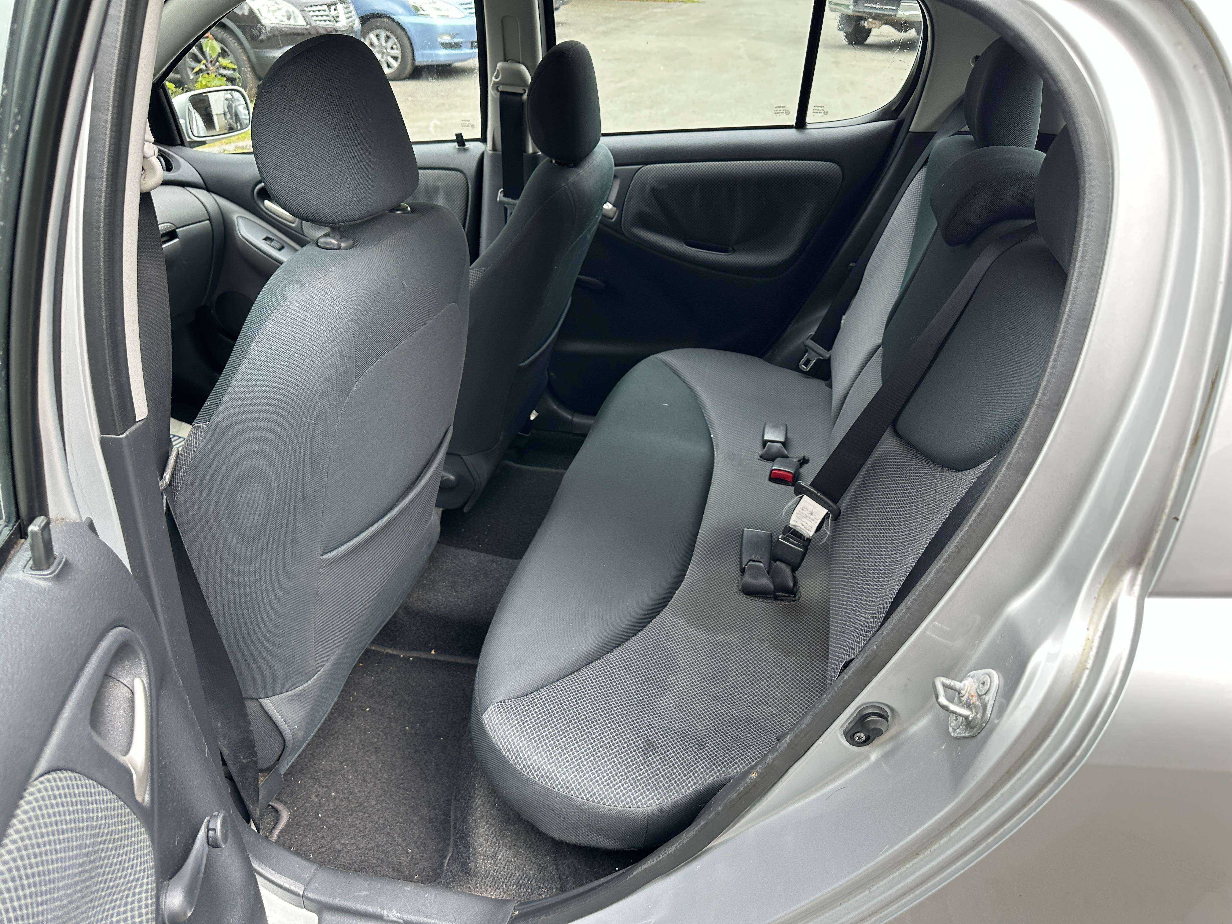 Toyota Yaris 1.3i VVT-i 16v Linea Sol / export uniquement