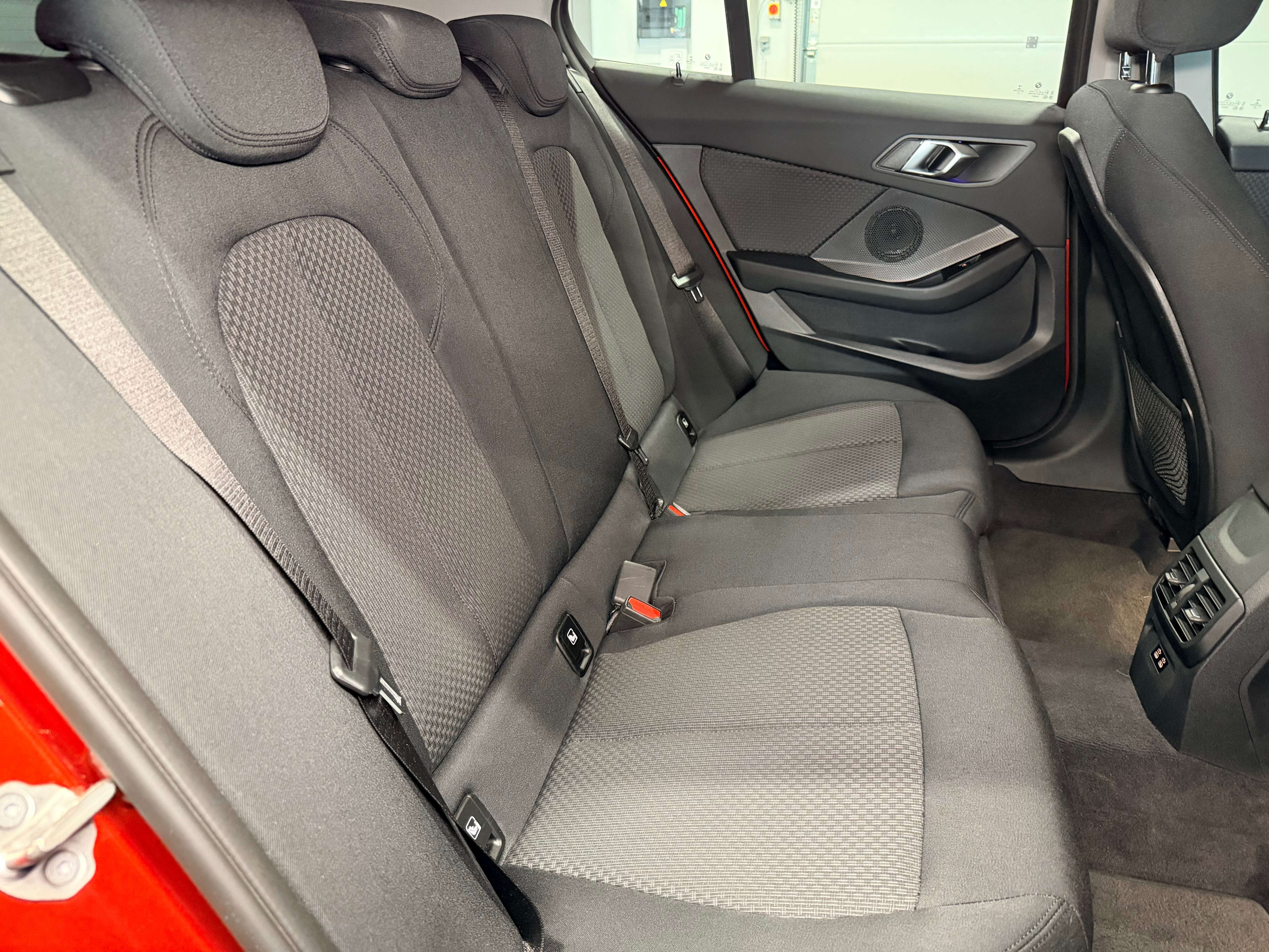 BMW 116 d Avantage - Affichage tête haute — Sièges chauffants — CarPlay