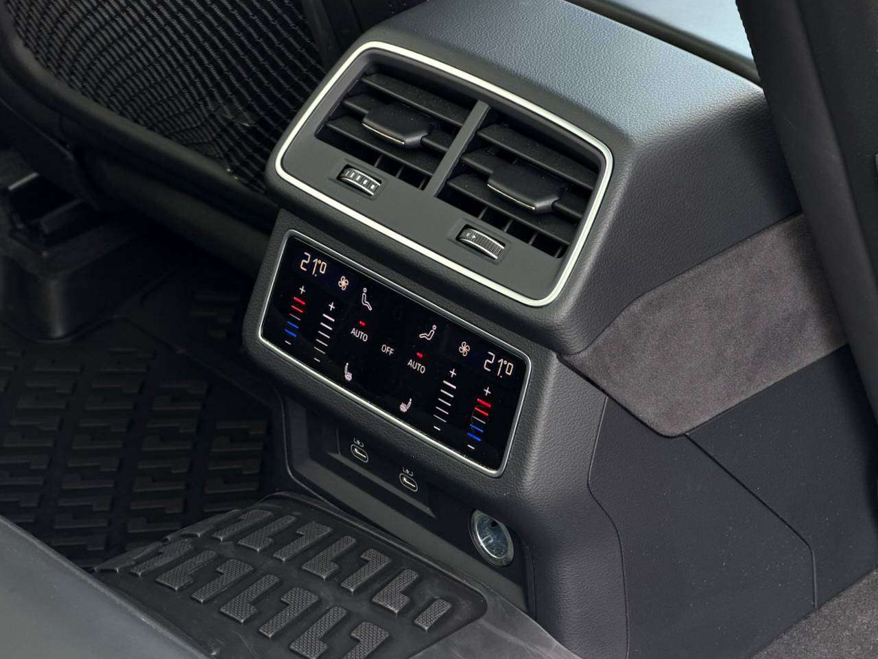 Audi RS6 QUATTRO FULL OPTION COMPLETE AKRAPOVIČ UNIEK