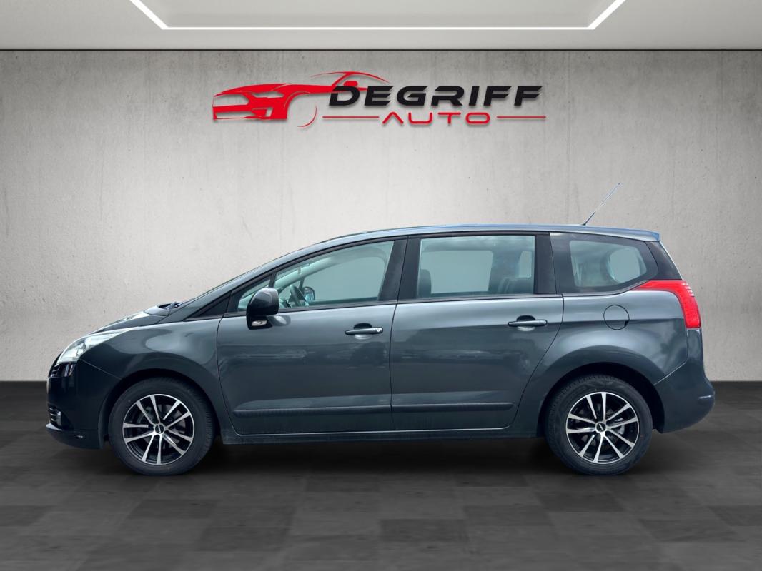 Peugeot 5008 1.6 e-HDi 115ch FAP BMP6 BLUE LION Série Spéciale Family 7pl