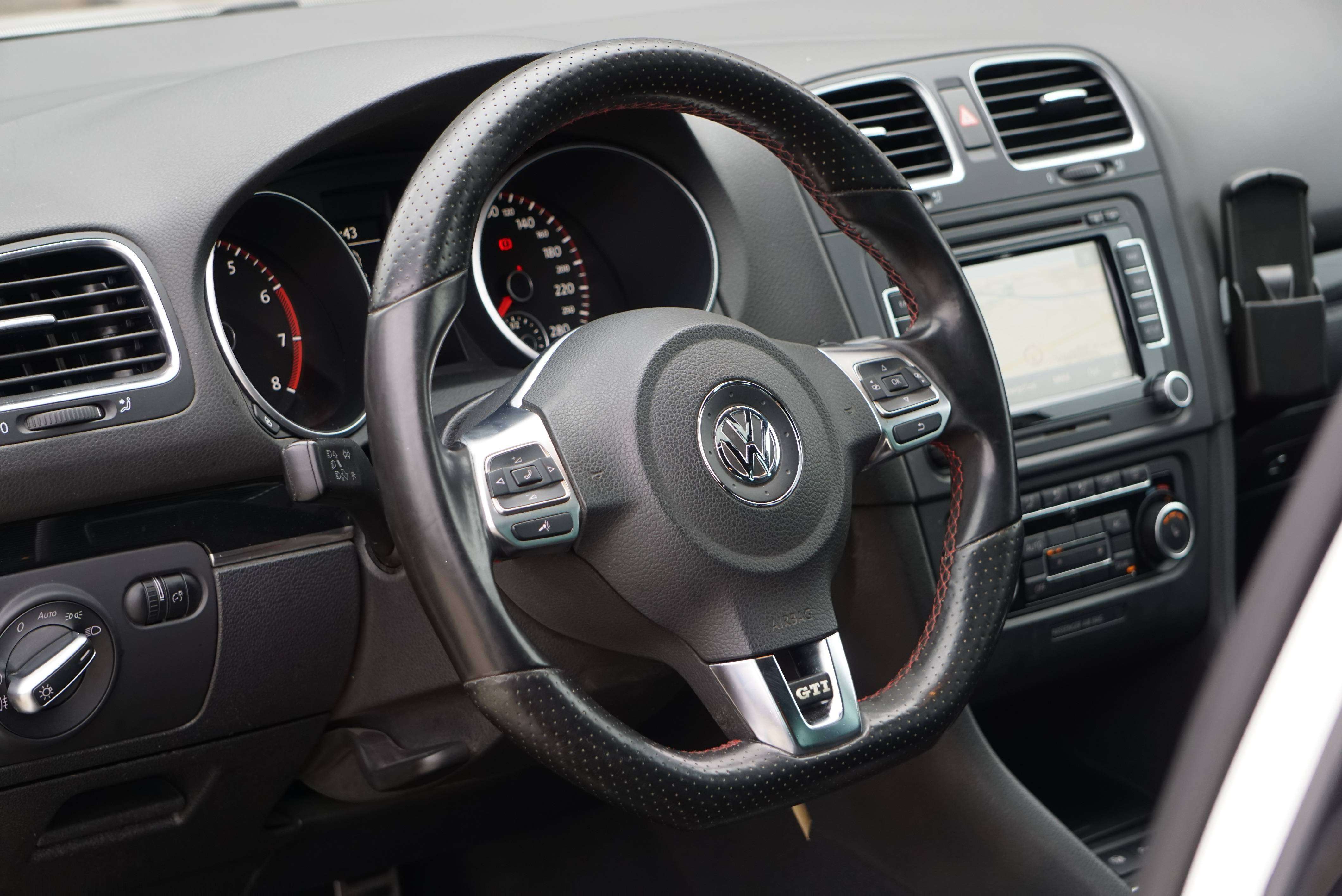 Volkswagen Golf GTI 2.0 TSI NAVI Bi-XENON PDC AV/AR CARNET COMPLET
