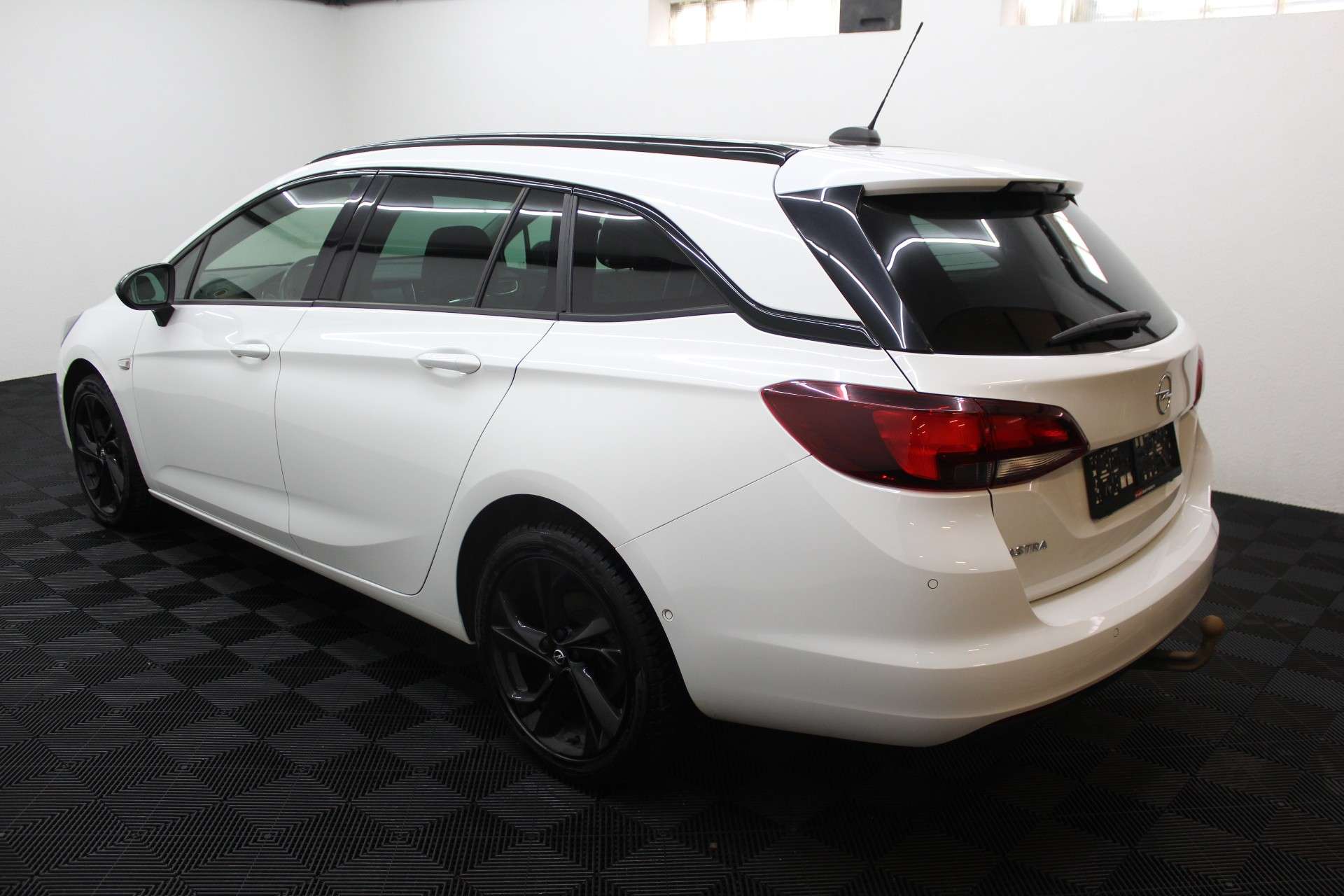 Opel Astra Astra Sports  1.2 Turbo Black Edition * Garantie *