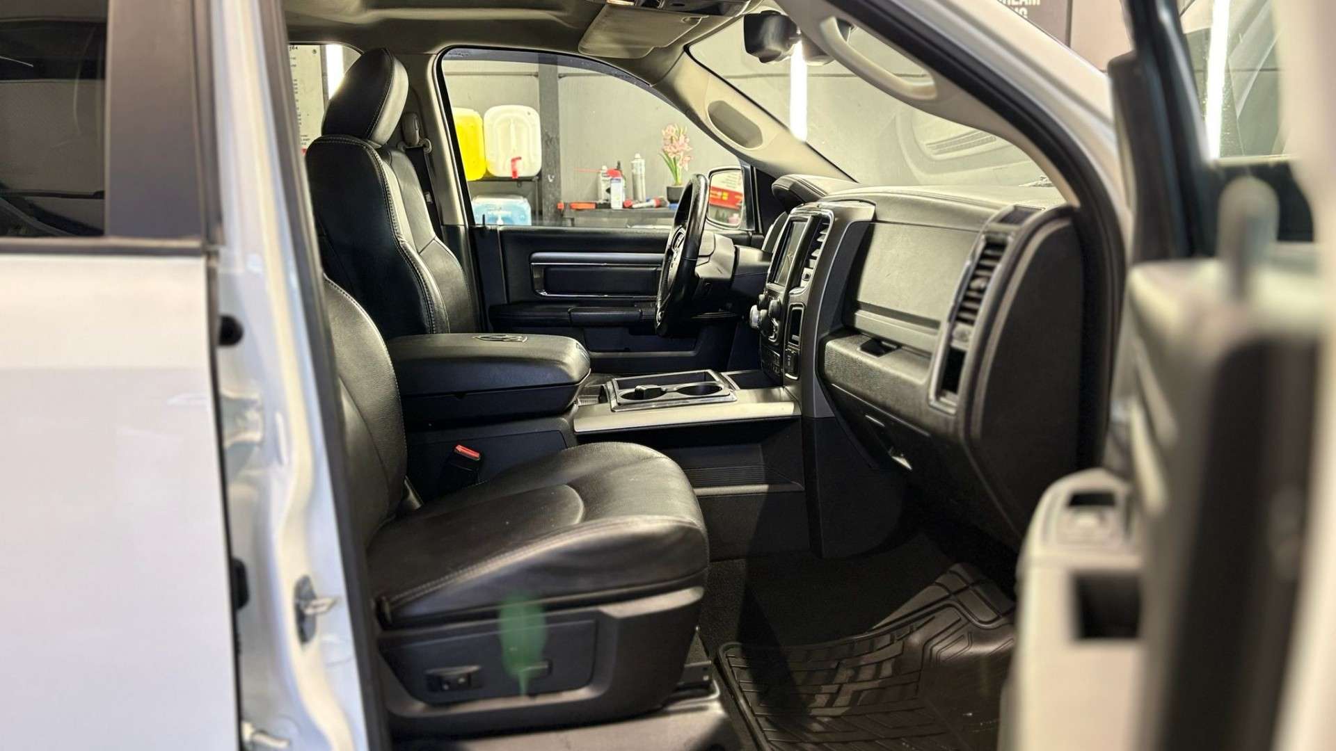 Dodge RAM 5.7 LPG LARAMIE bj. 2015 Euro 6 Dubbel Cabine 150€
