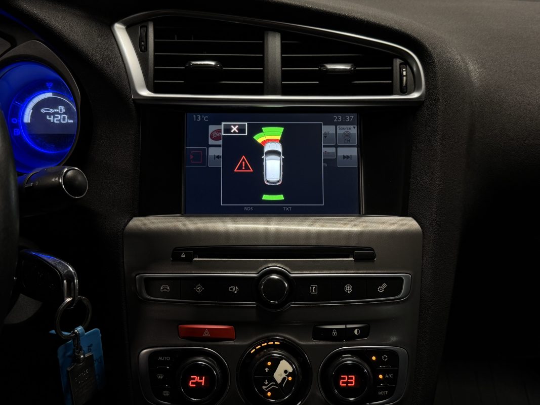 Citroen C4 II PHASE 2 SHINE 1.2 130 Cv BOITE AUTO / APPLE CARPLAY ECRAN GPS ATTELAGE - GARANTIE 1 AN