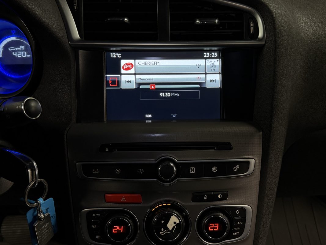 Citroen C4 II PHASE 2 SHINE 1.2 130 Cv BOITE AUTO / APPLE CARPLAY ECRAN GPS ATTELAGE - GARANTIE 1 AN
