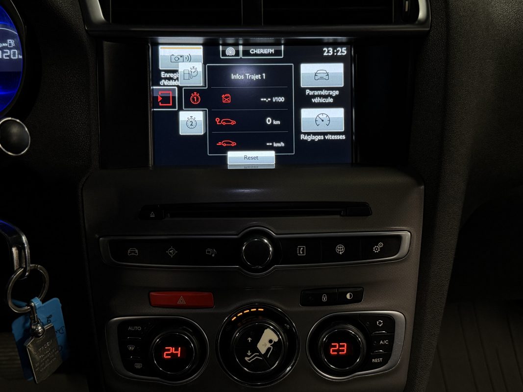 Citroen C4 II PHASE 2 SHINE 1.2 130 Cv BOITE AUTO / APPLE CARPLAY ECRAN GPS ATTELAGE - GARANTIE 1 AN