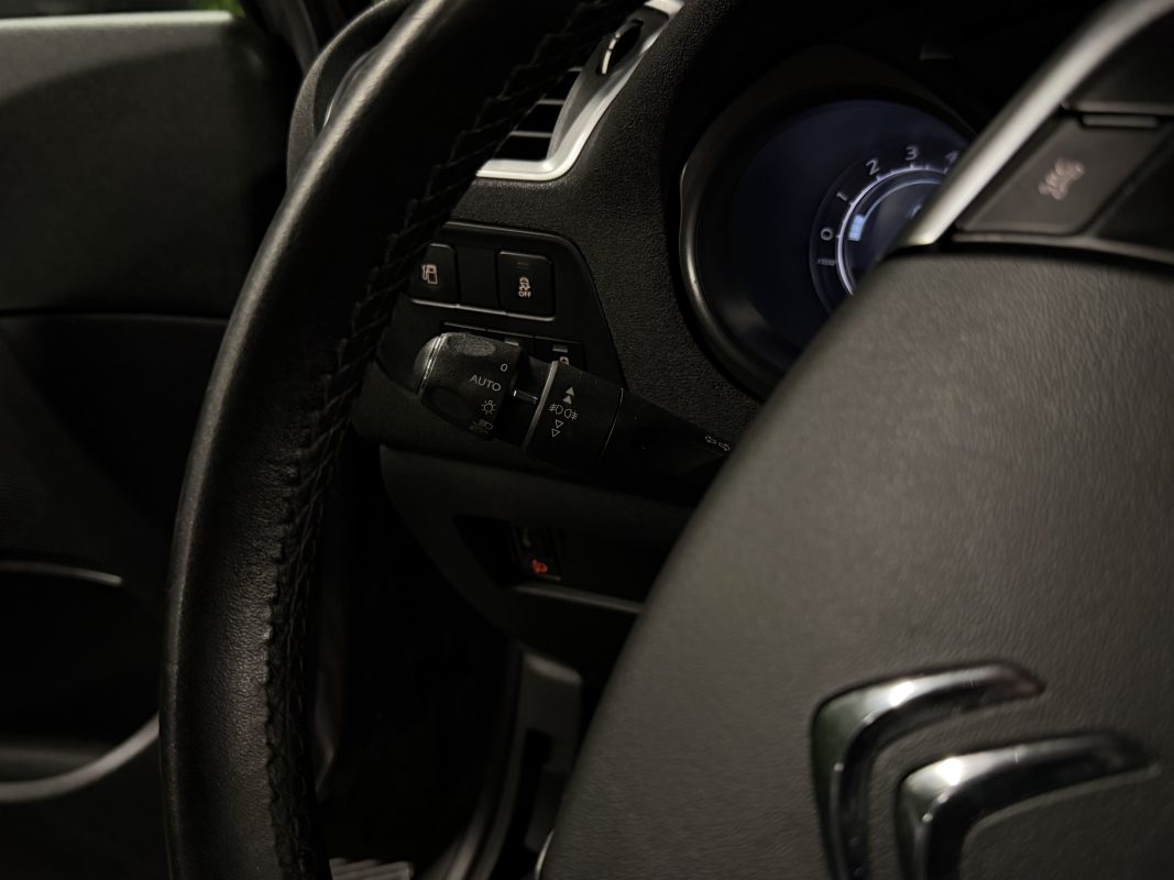 Citroen C4 II PHASE 2 SHINE 1.2 130 Cv BOITE AUTO / APPLE CARPLAY ECRAN GPS ATTELAGE - GARANTIE 1 AN