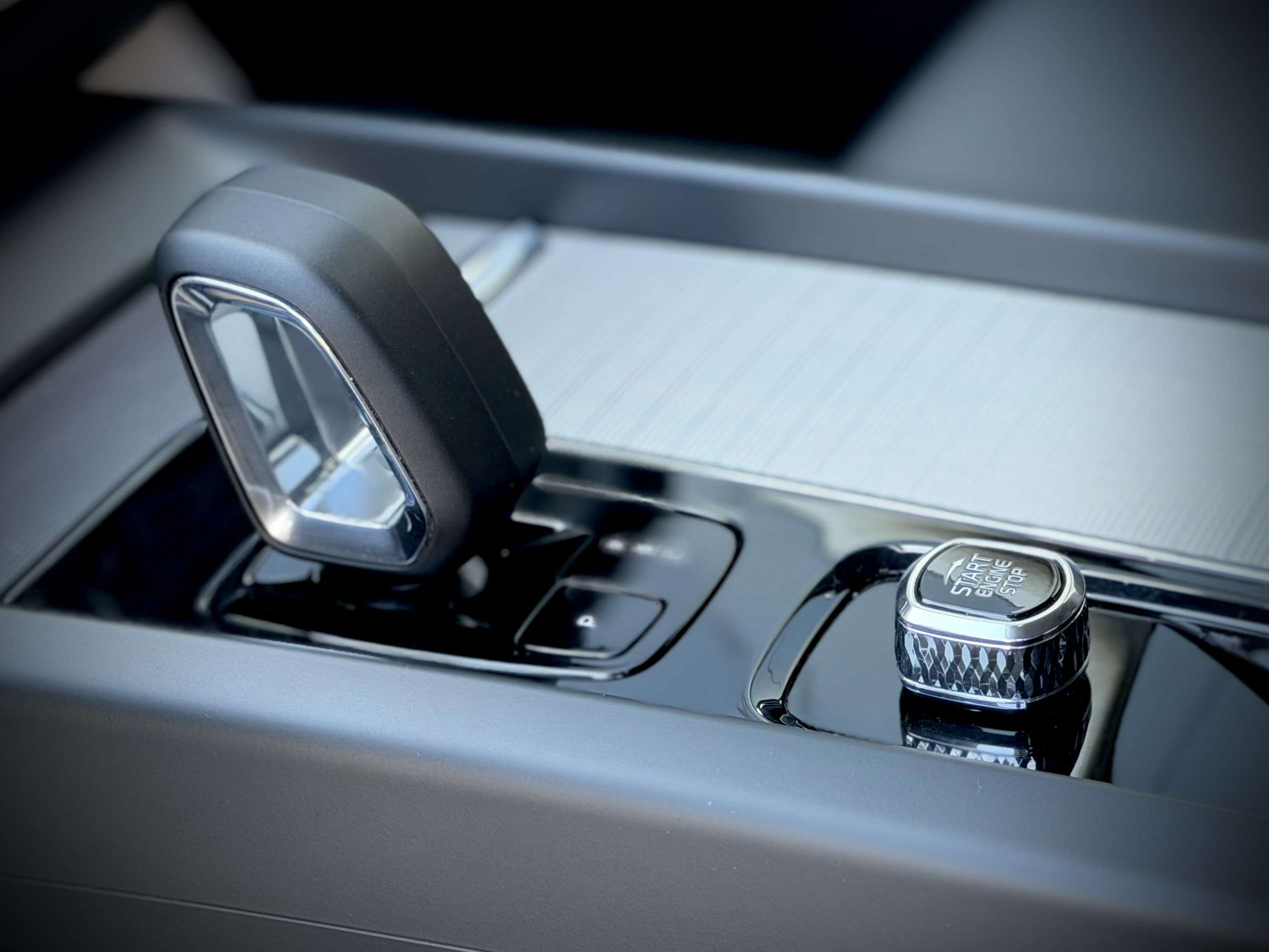 Volvo XC60 XC60 2.0 B4 MHEV  Ultimate Dark