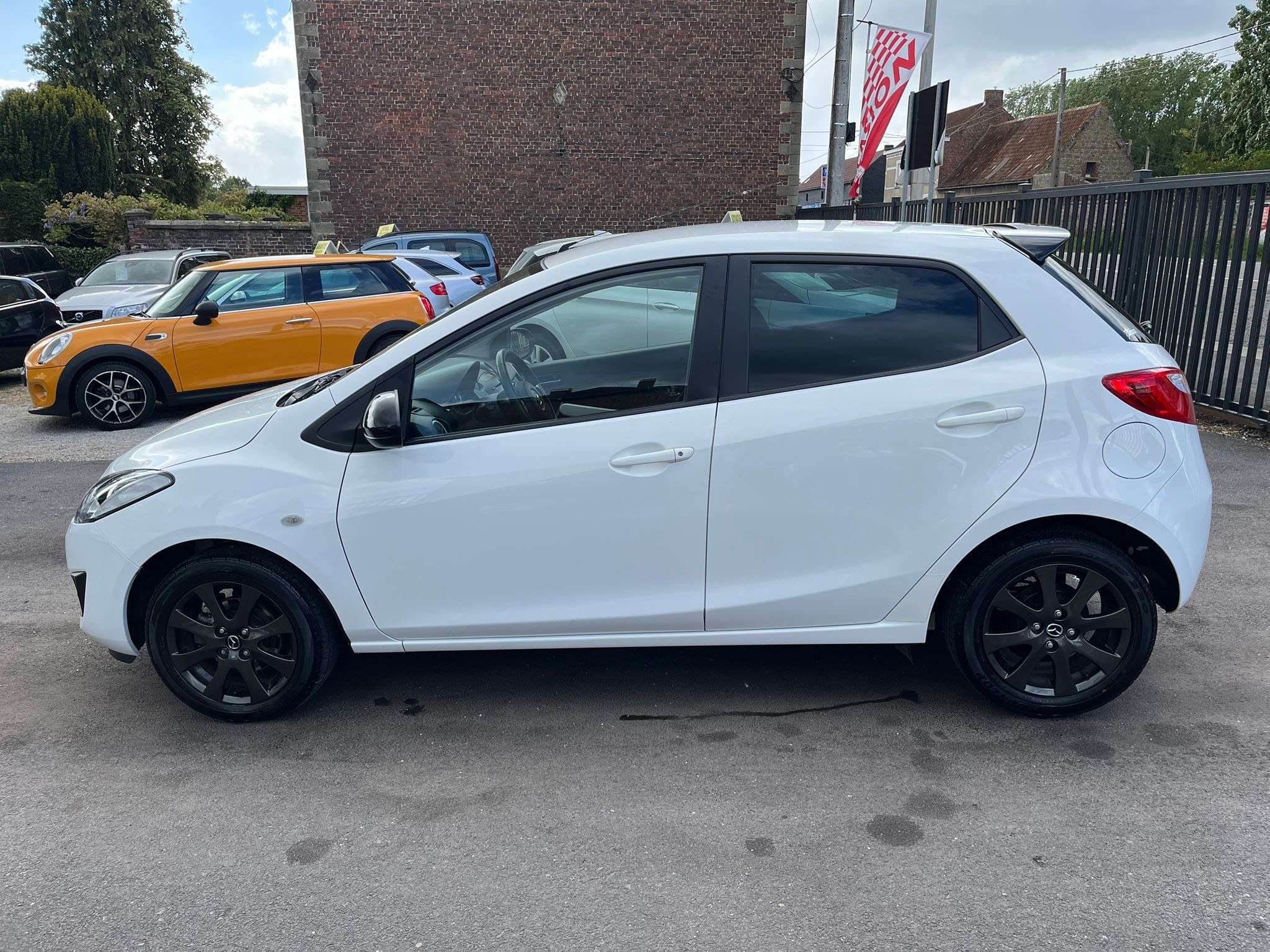 Mazda 2 1.3i Color Edition 1ER PROPRIO !!! 8000KM !!! *** CLIM/JANTES ALU ***