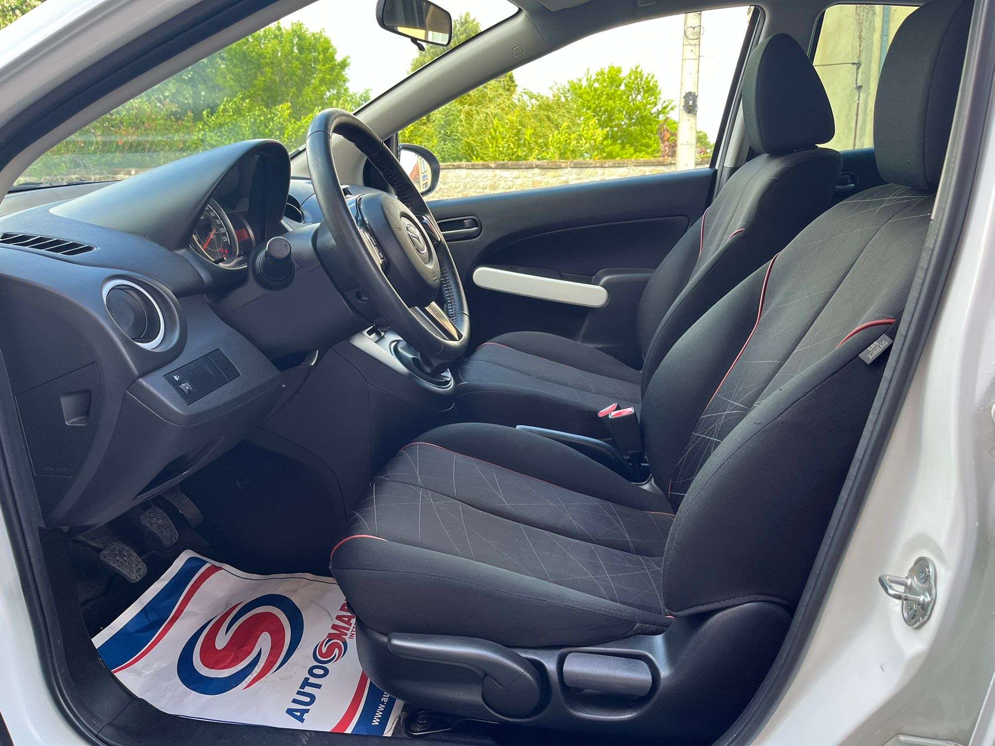 Mazda 2 1.3i Color Edition 1ER PROPRIO !!! 8000KM !!! *** CLIM/JANTES ALU ***