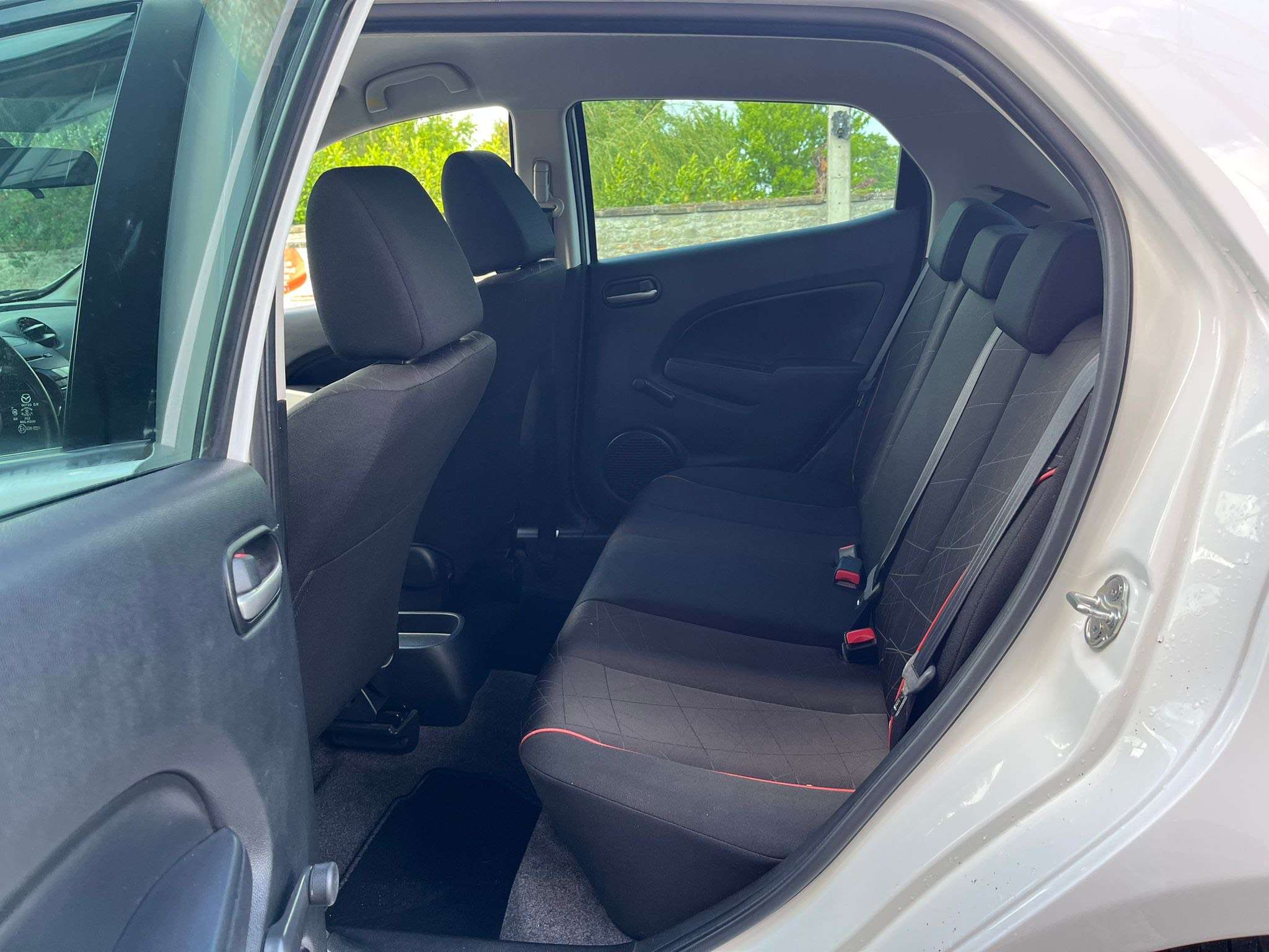 Mazda 2 1.3i Color Edition 1ER PROPRIO !!! 8000KM !!! *** CLIM/JANTES ALU ***
