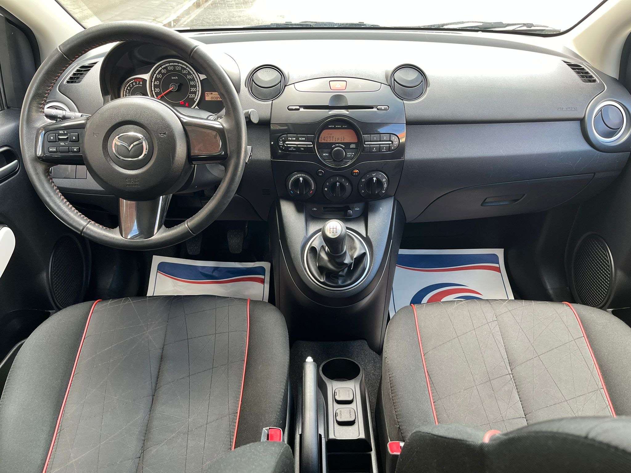 Mazda 2 1.3i Color Edition 1ER PROPRIO !!! 8000KM !!! *** CLIM/JANTES ALU ***