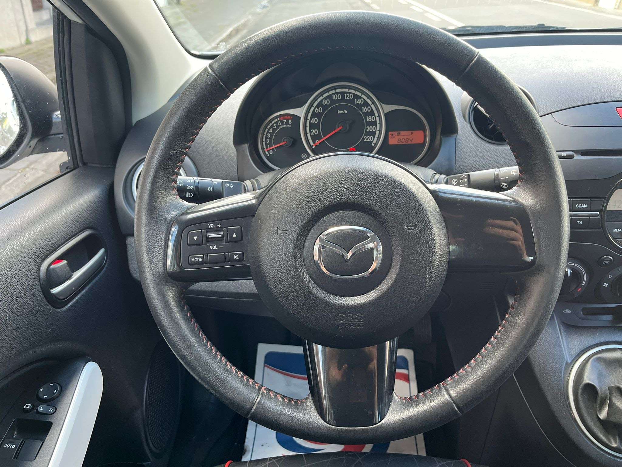 Mazda 2 1.3i Color Edition 1ER PROPRIO !!! 8000KM !!! *** CLIM/JANTES ALU ***