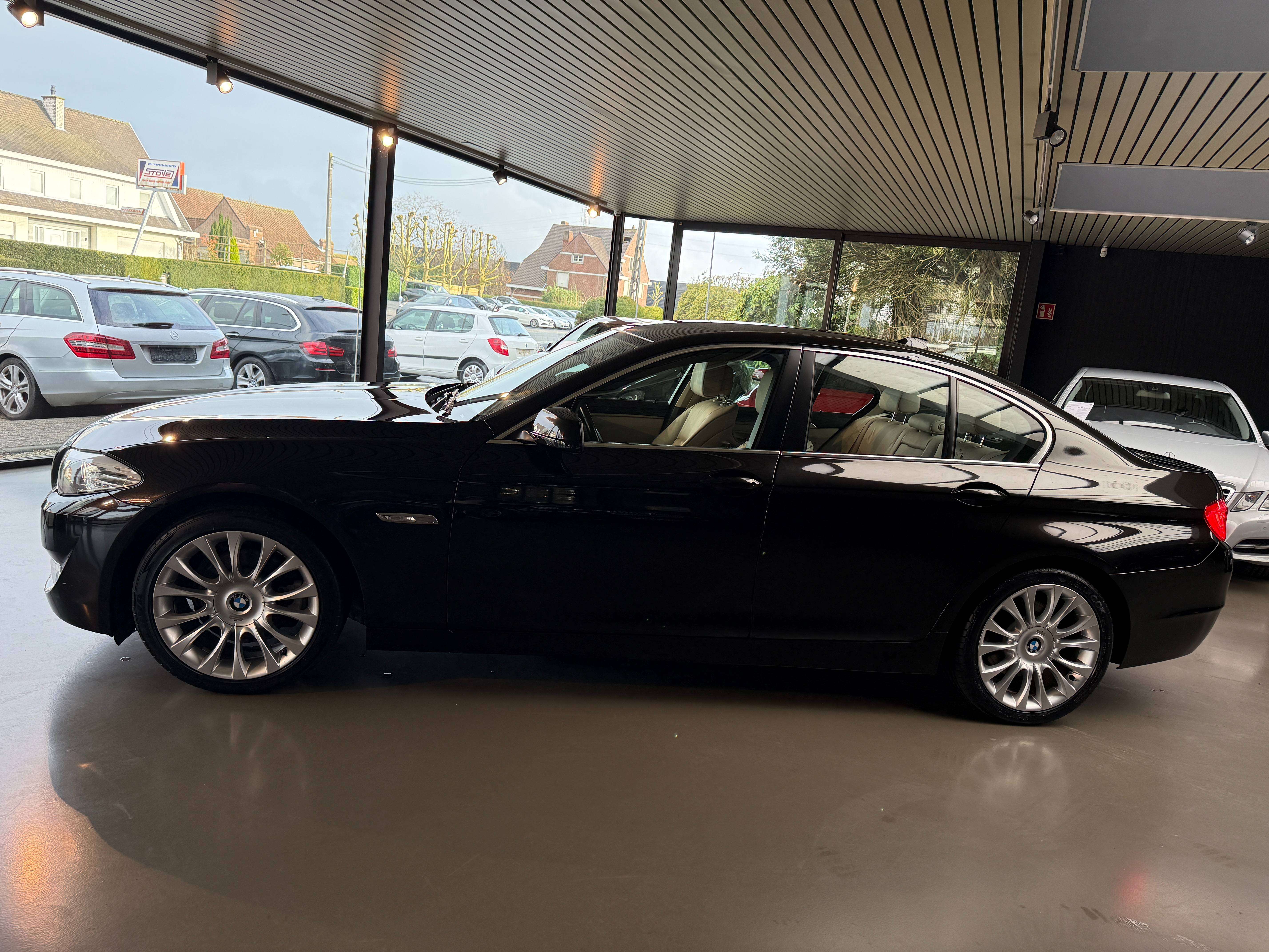 BMW 520 dA BERLINE DIVIDUAL KLEUR EN VELGEN* 1STE EIGENAAR