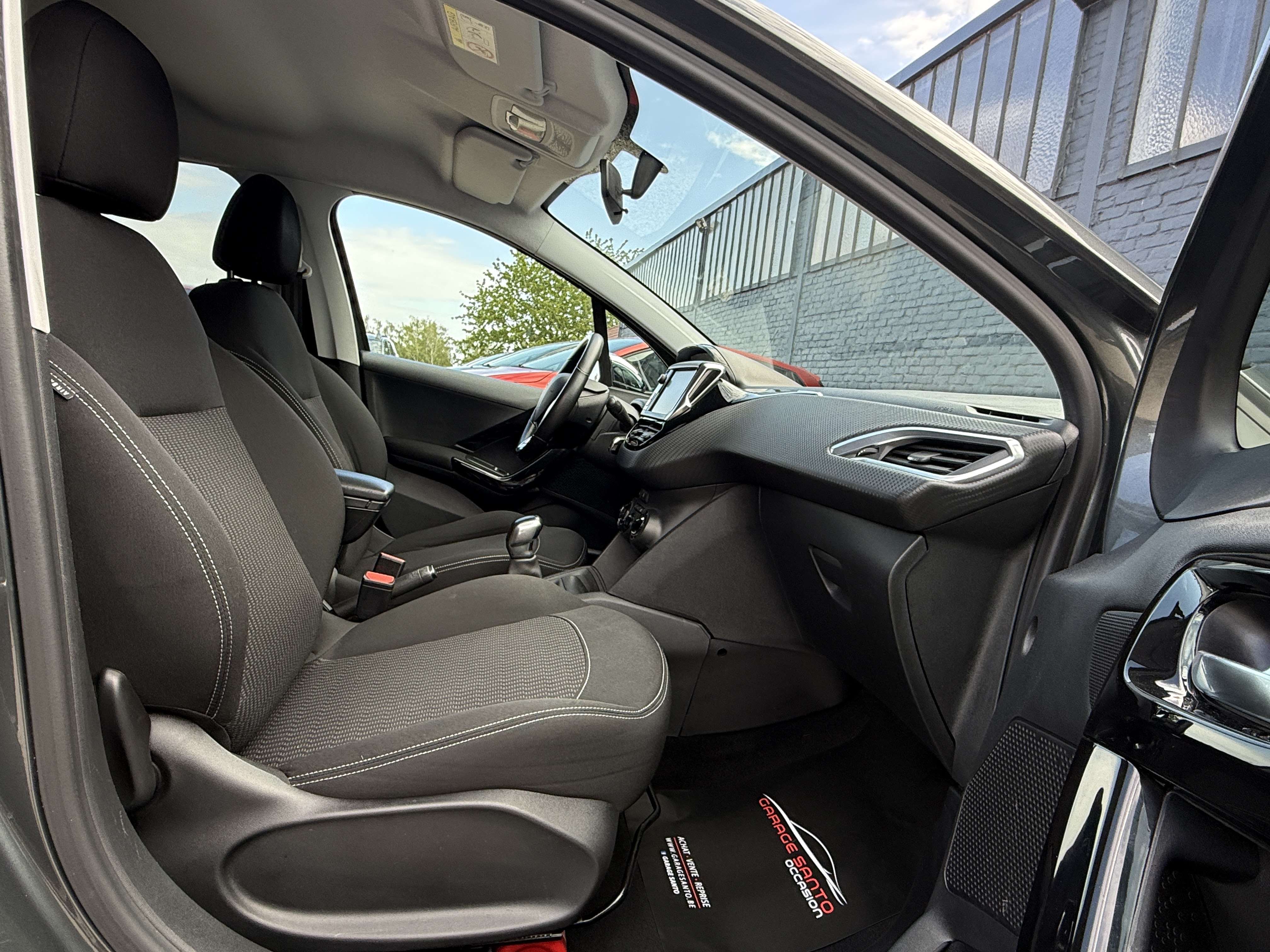 Peugeot 208 208 1.2i Style /CarPlay/Navi/Led/Garantie/