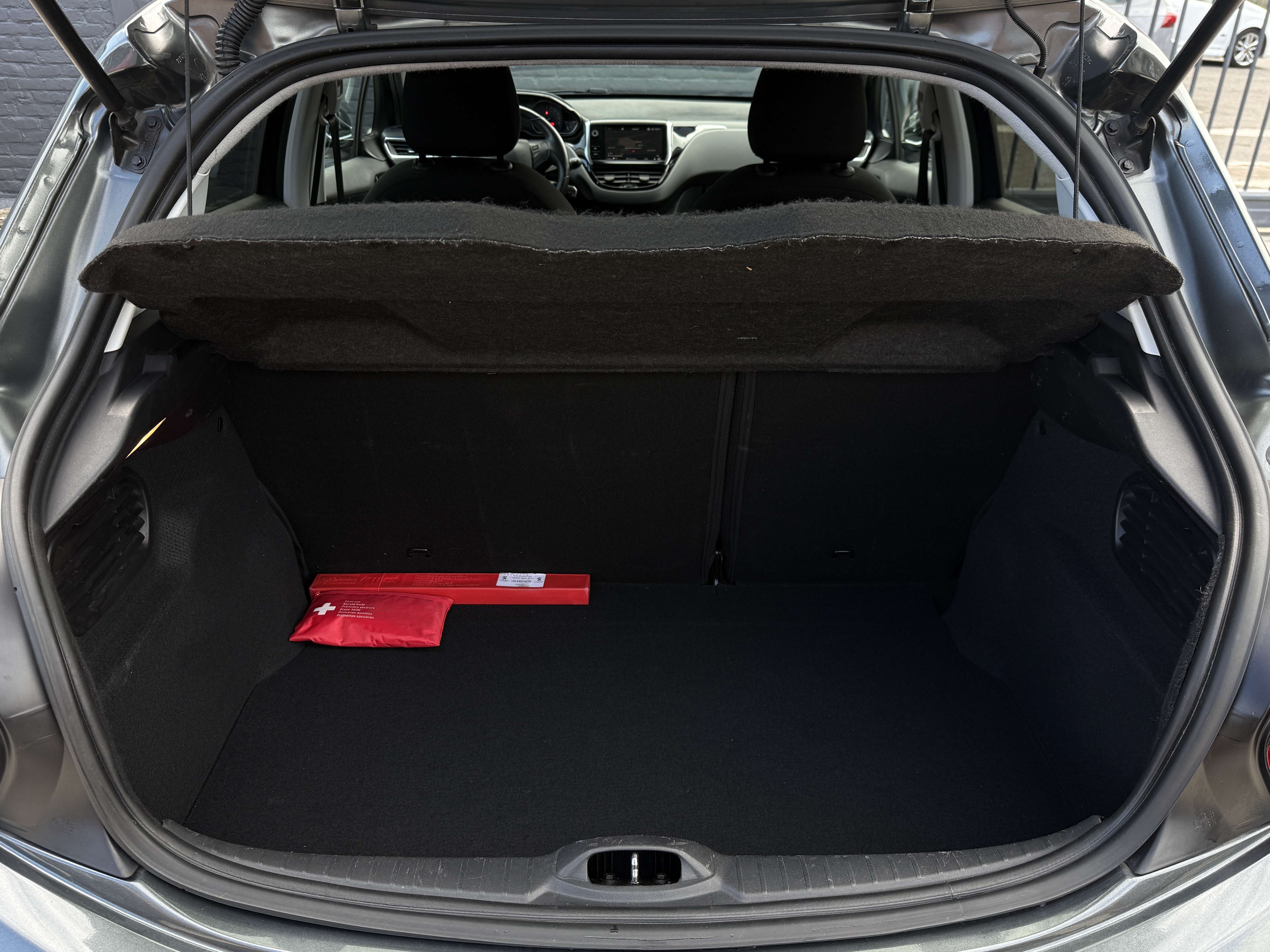 Peugeot 208 208 1.2i Style /CarPlay/Navi/Led/Garantie/