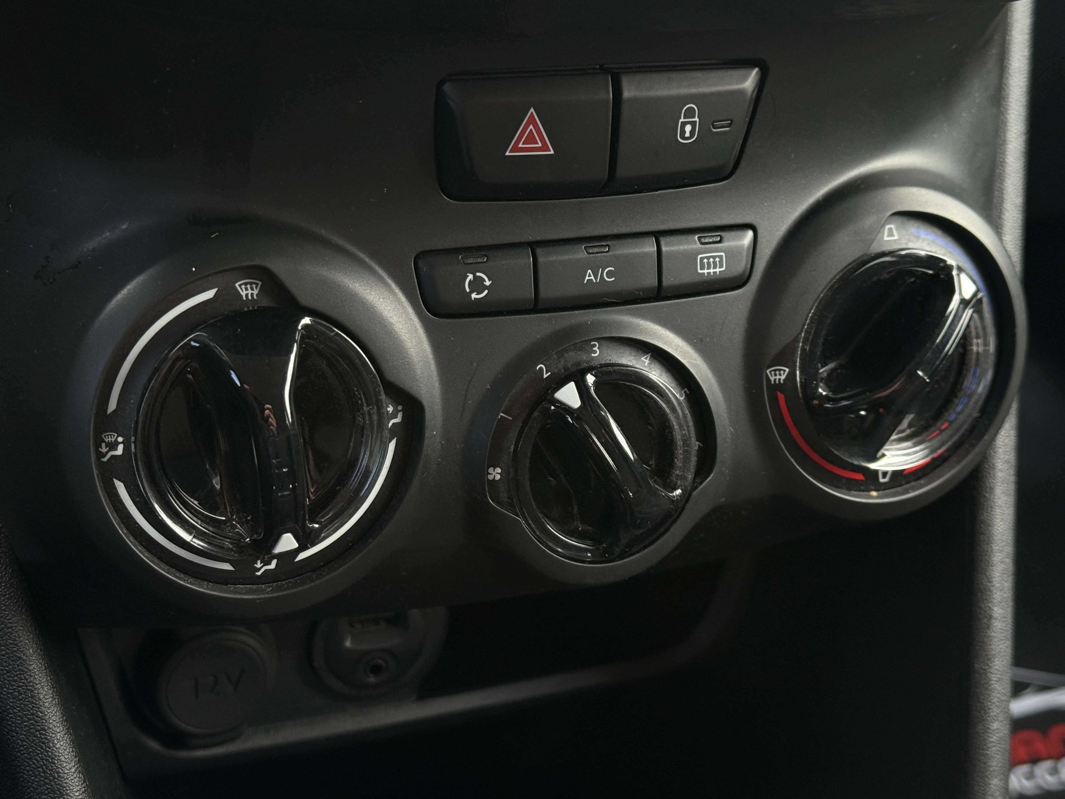 Peugeot 208 208 1.2i Style /CarPlay/Navi/Led/Garantie/