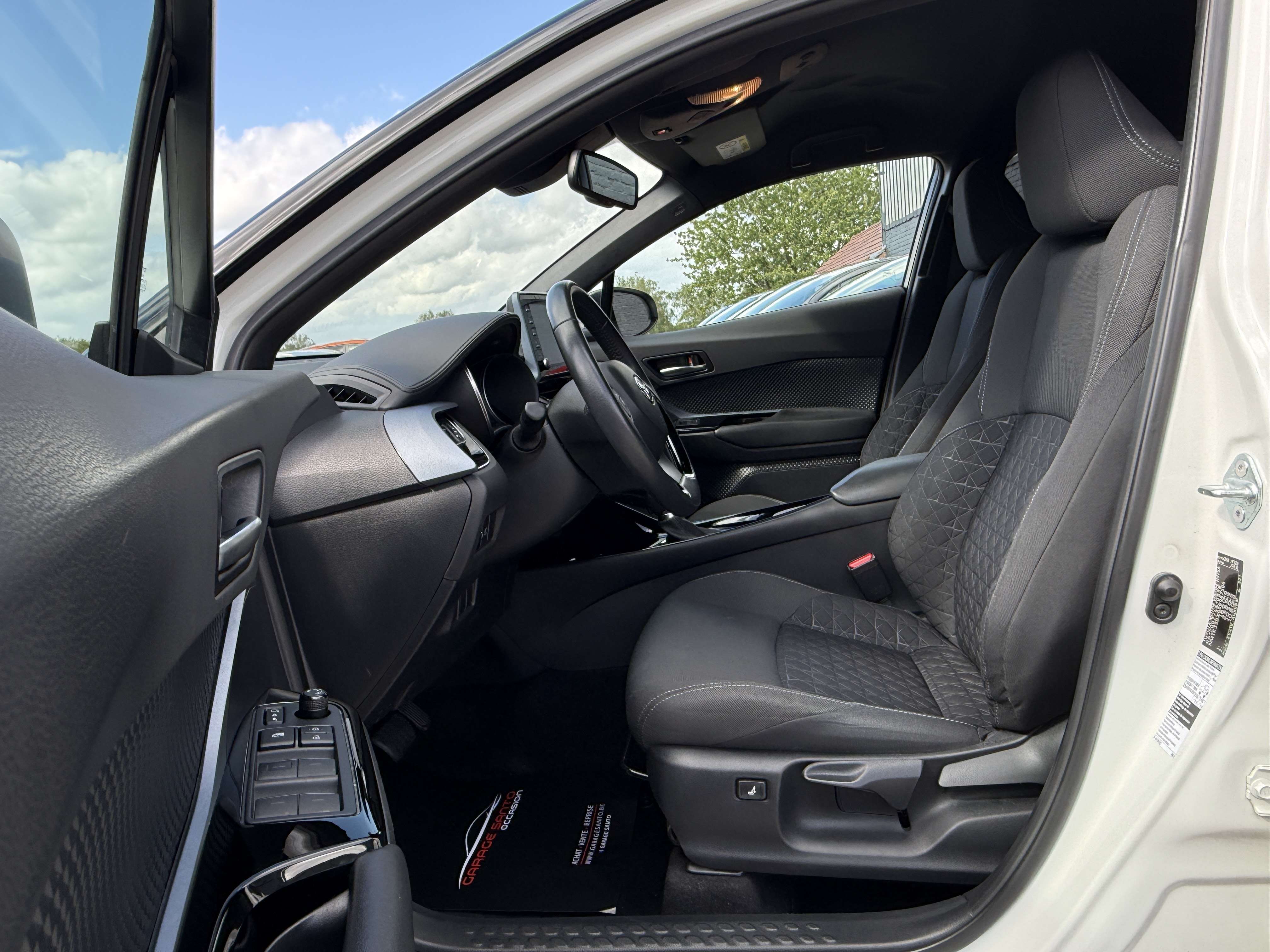Toyota C-HR C-HR Hybrid 1.8i VVT-i Bi-Tone E-CVT /// /// ///