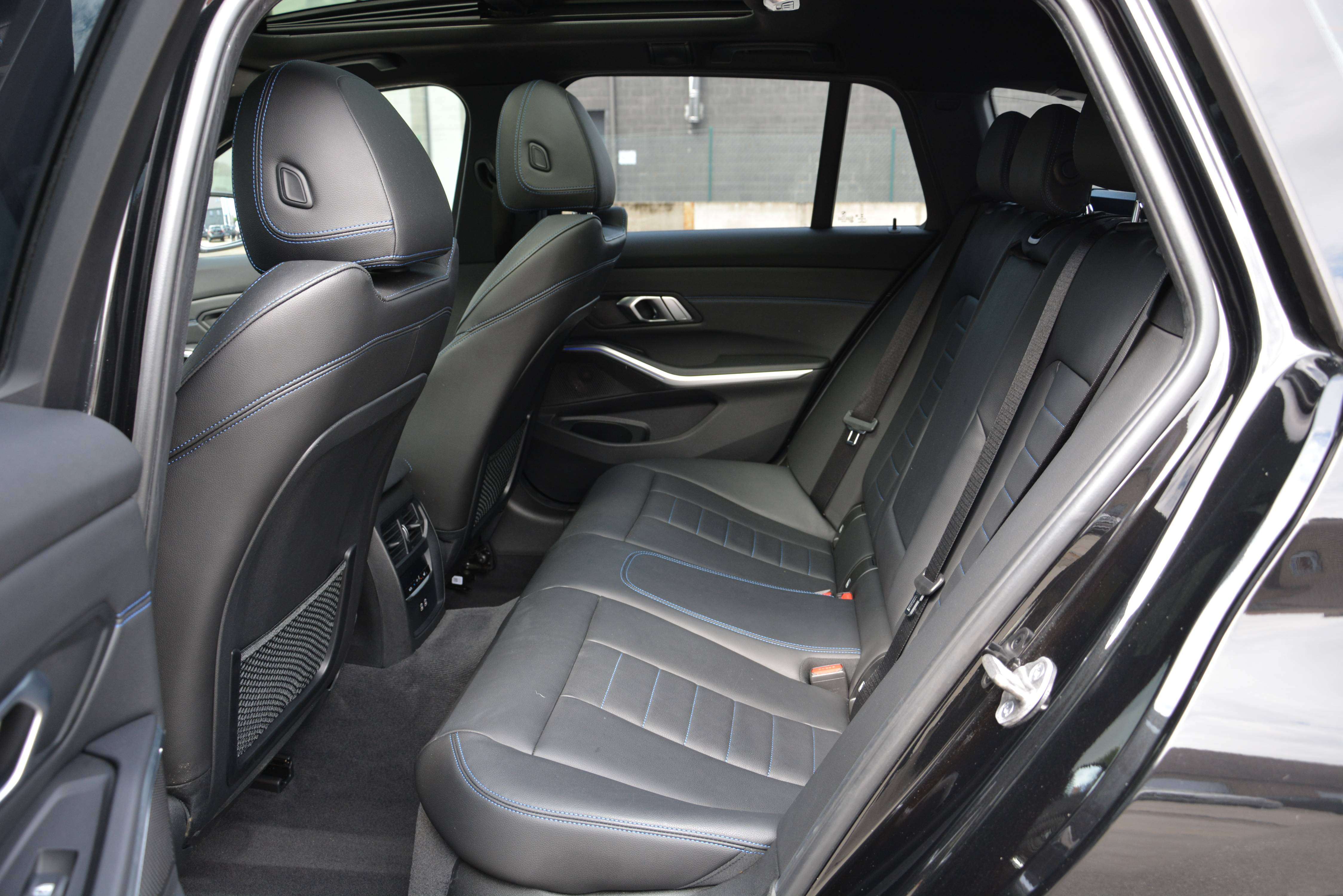 BMW 330 i Touring M-Sport/ PDC/ LED/ Navi/ Leder/ Pano/ Hifi/ Alu's 19"