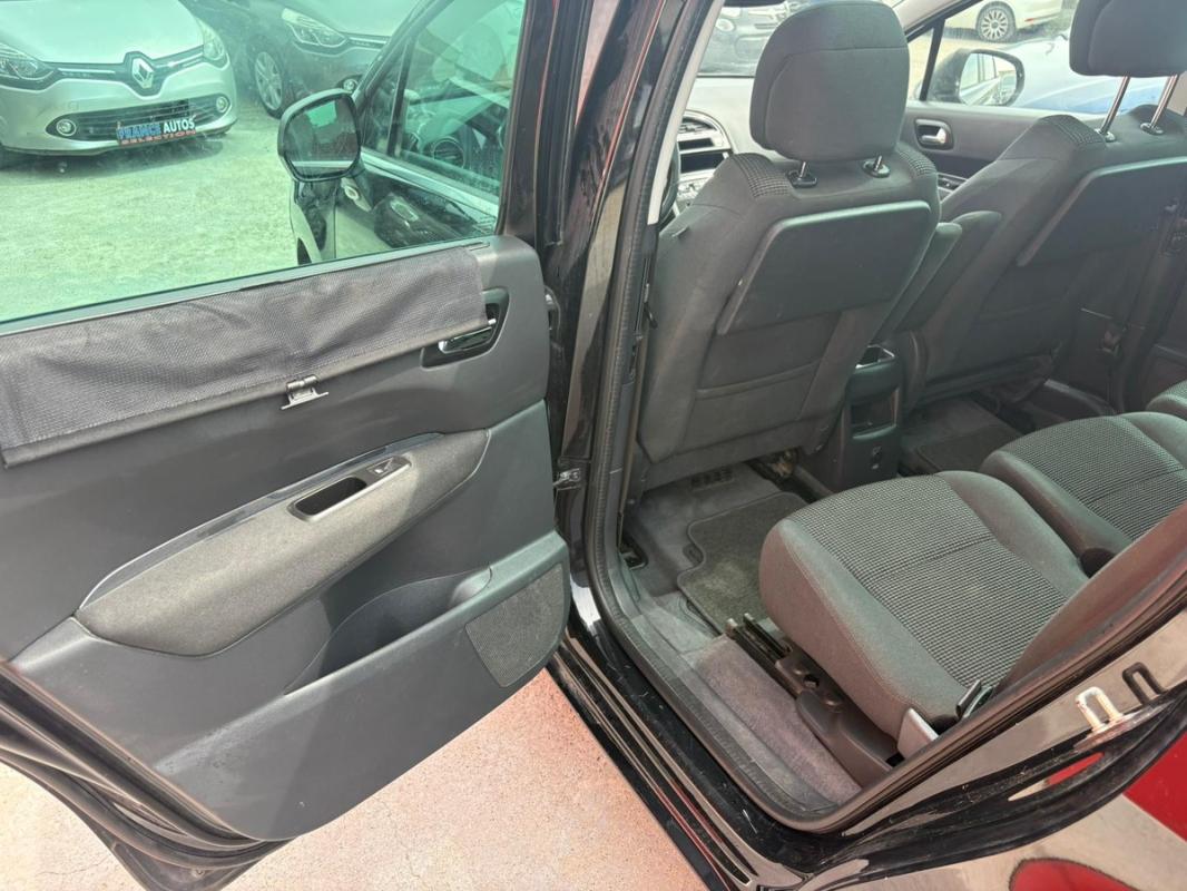 Peugeot 5008 1.6L HDI 120 CH BOITE AUTO 7 PLACES TOIT PANORAMIQUE - ENTIÈREMENT RÉVISÉE ET GARANTIE