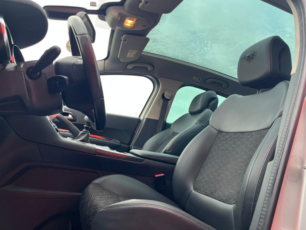 Peugeot 3008 1.6L HDI 120 CH TOIT PANORAMIQUE ENTIÈREMENT RÉVISÉE ET GARANTIE 12 MOIS EN EUROPE