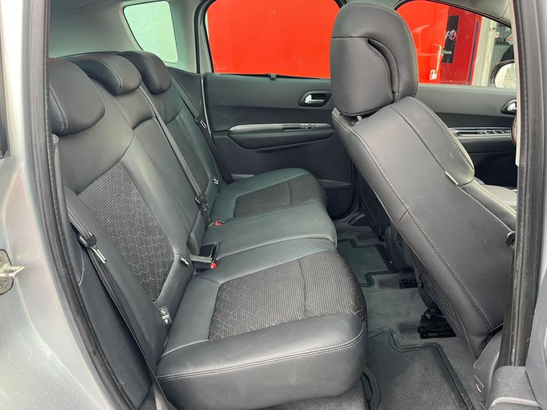 Peugeot 3008 1.6L HDI 120 CH TOIT PANORAMIQUE ENTIÈREMENT RÉVISÉE ET GARANTIE 12 MOIS EN EUROPE