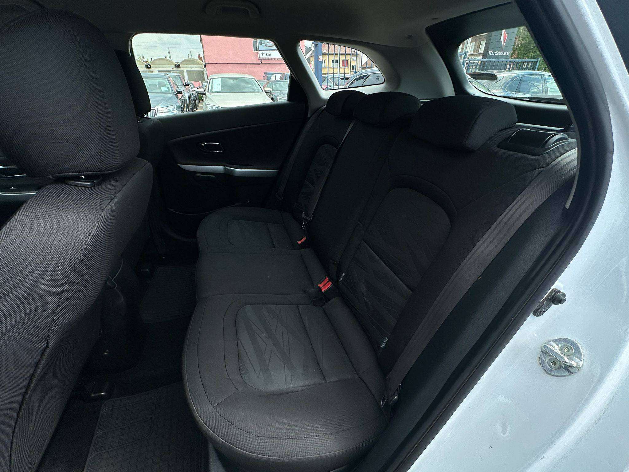 Kia Ceed / cee'd 1.6 / RADAR AV AR / CARPLAY / AIRCO / NAVI / GARANTIE 12 MOIS