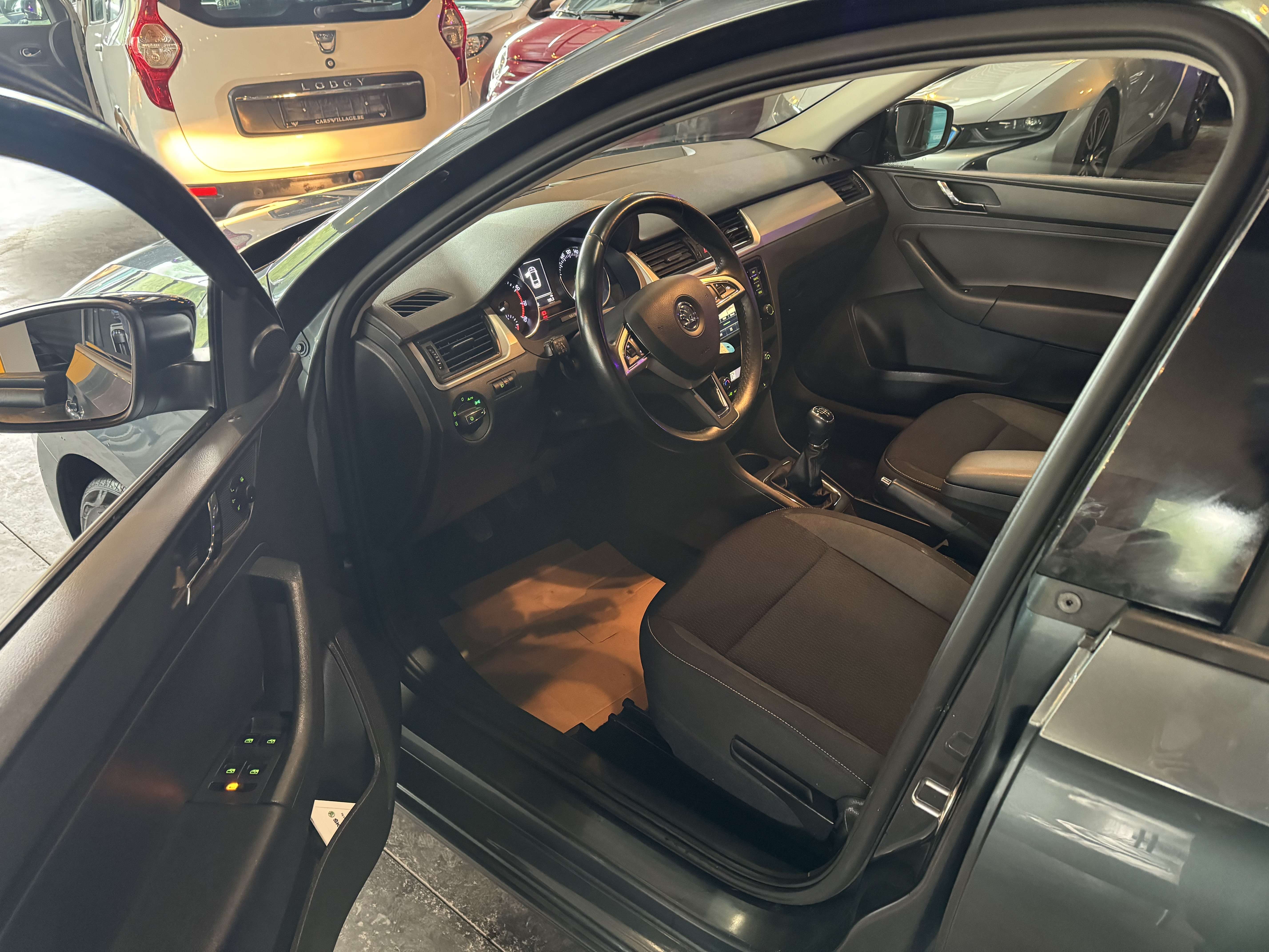 Skoda Rapid/Spaceback 1.2 - A/C - MEDIA/TEL - NAVI - CPTR ARR - SIEGES CHAUFFANTS