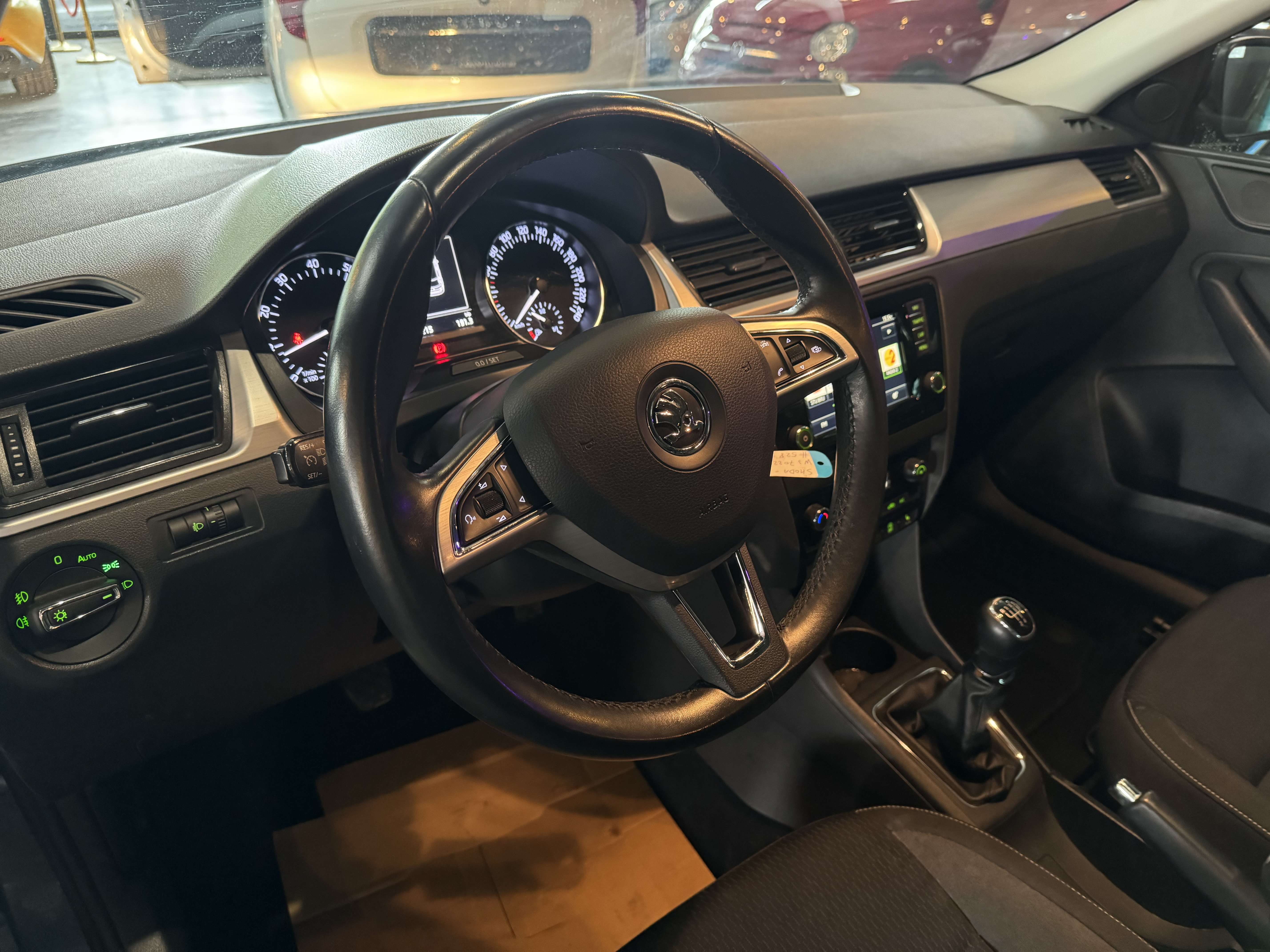 Skoda Rapid/Spaceback 1.2 - A/C - MEDIA/TEL - NAVI - CPTR ARR - SIEGES CHAUFFANTS